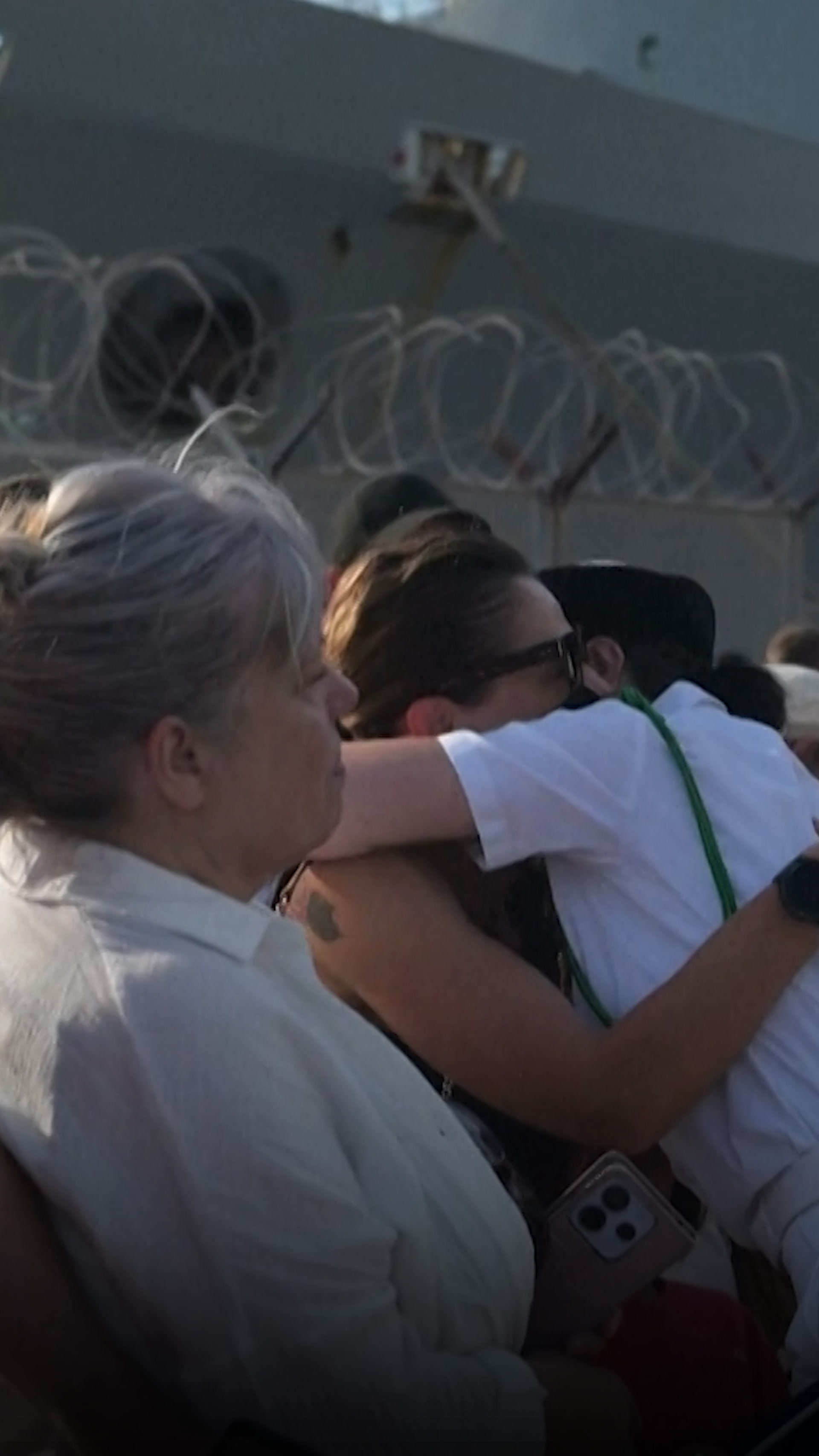 Des marins prennent leurs proches dans leurs bras au retour du Charles-De-Gaulle à Toulon