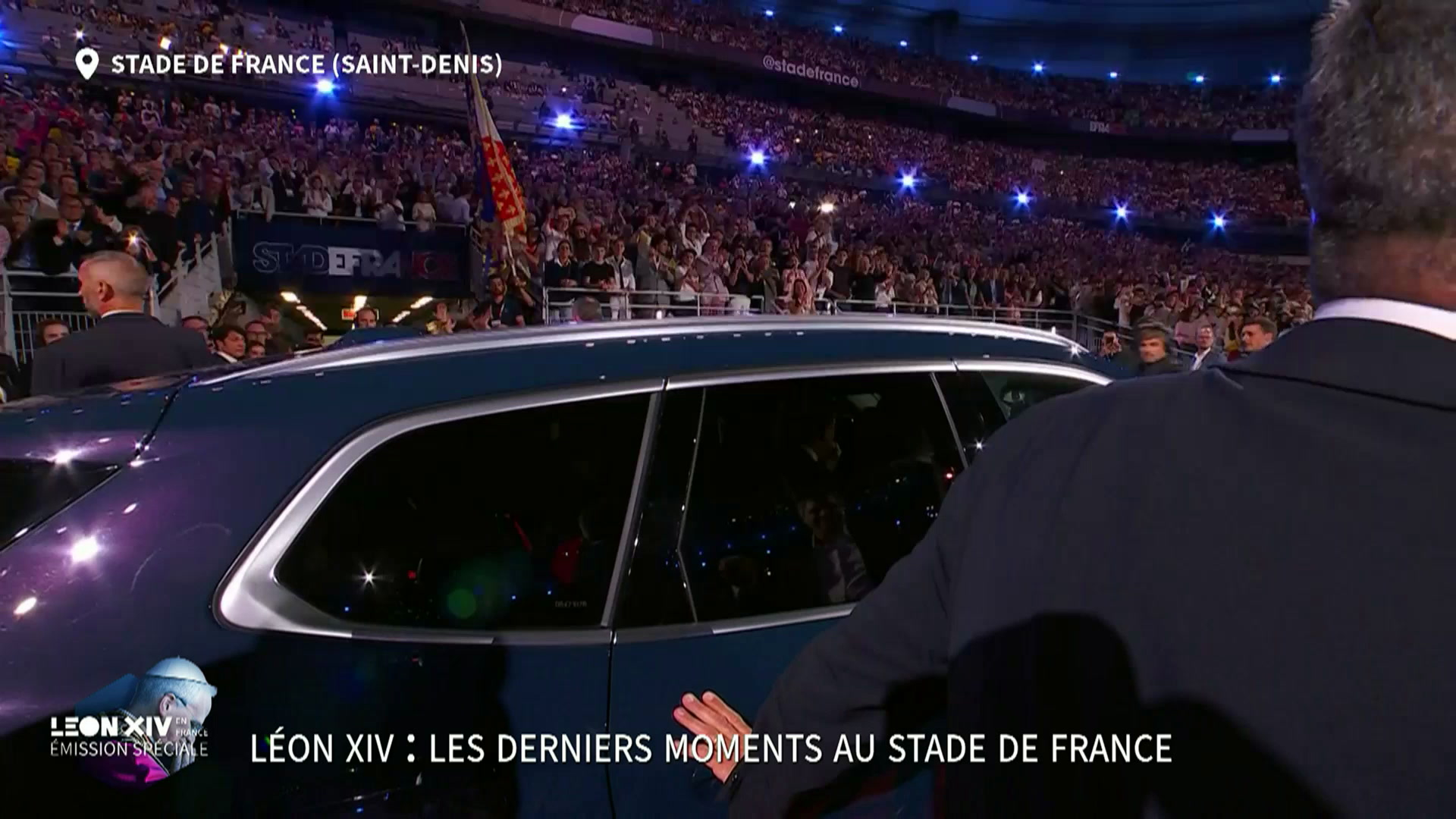 Le pape Léon XIV quitte le Stade de France en voiture à l'issue de la veillée