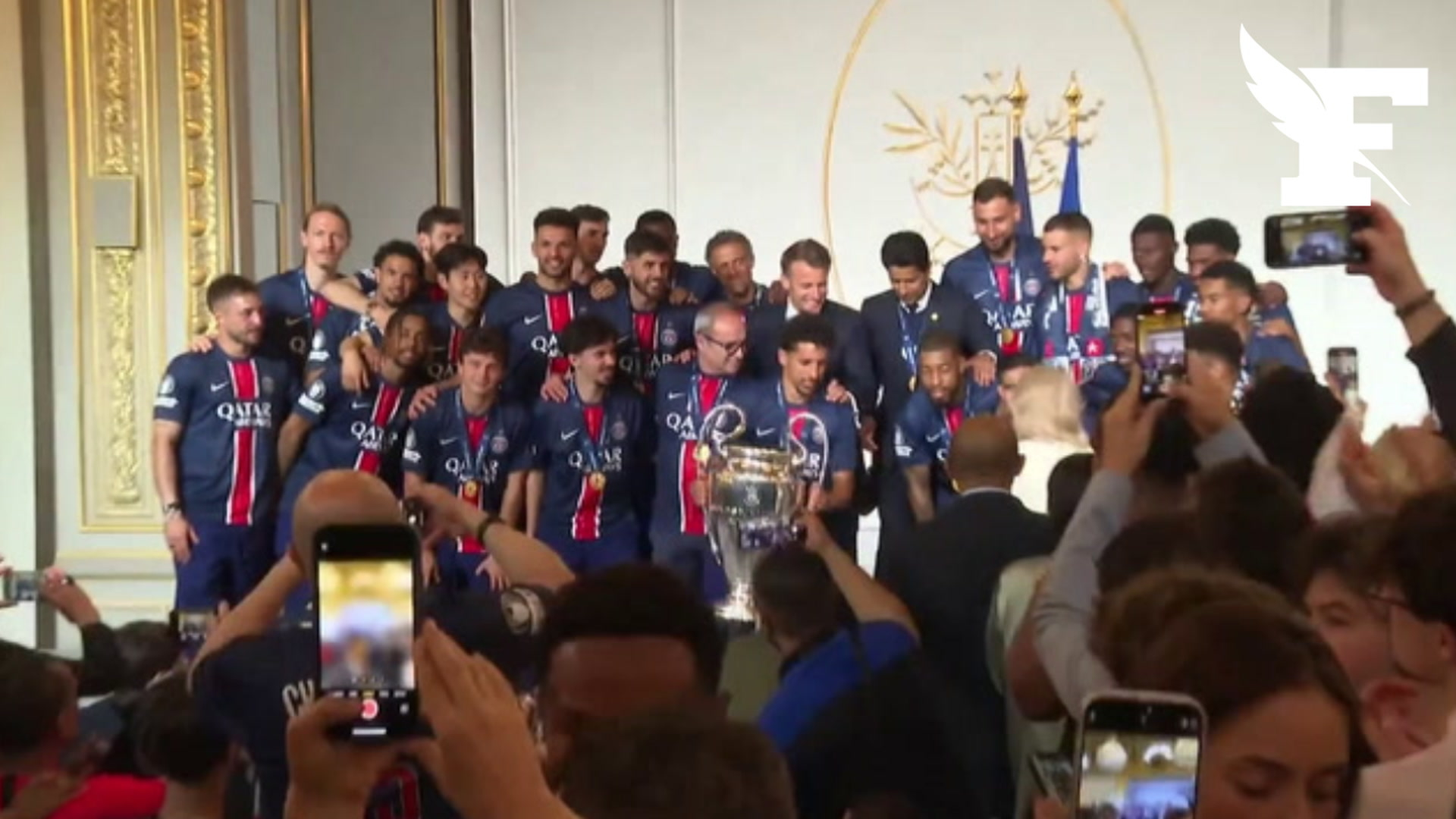 PSG : les joueurs parisiens posent avec le président de la République