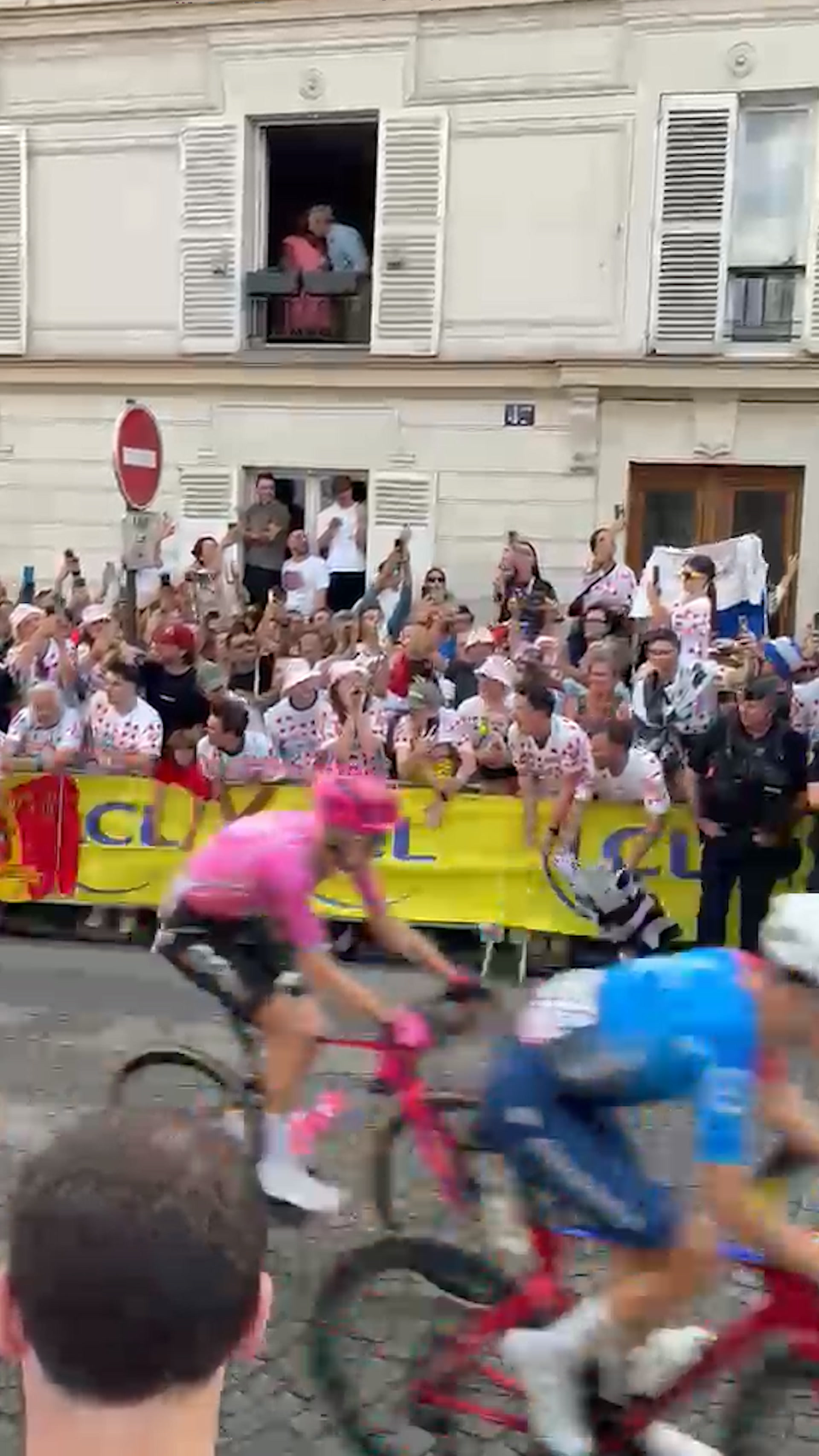 Tour de France: les coureurs acclamés par une foule immense dans la rue Lepic à Paris