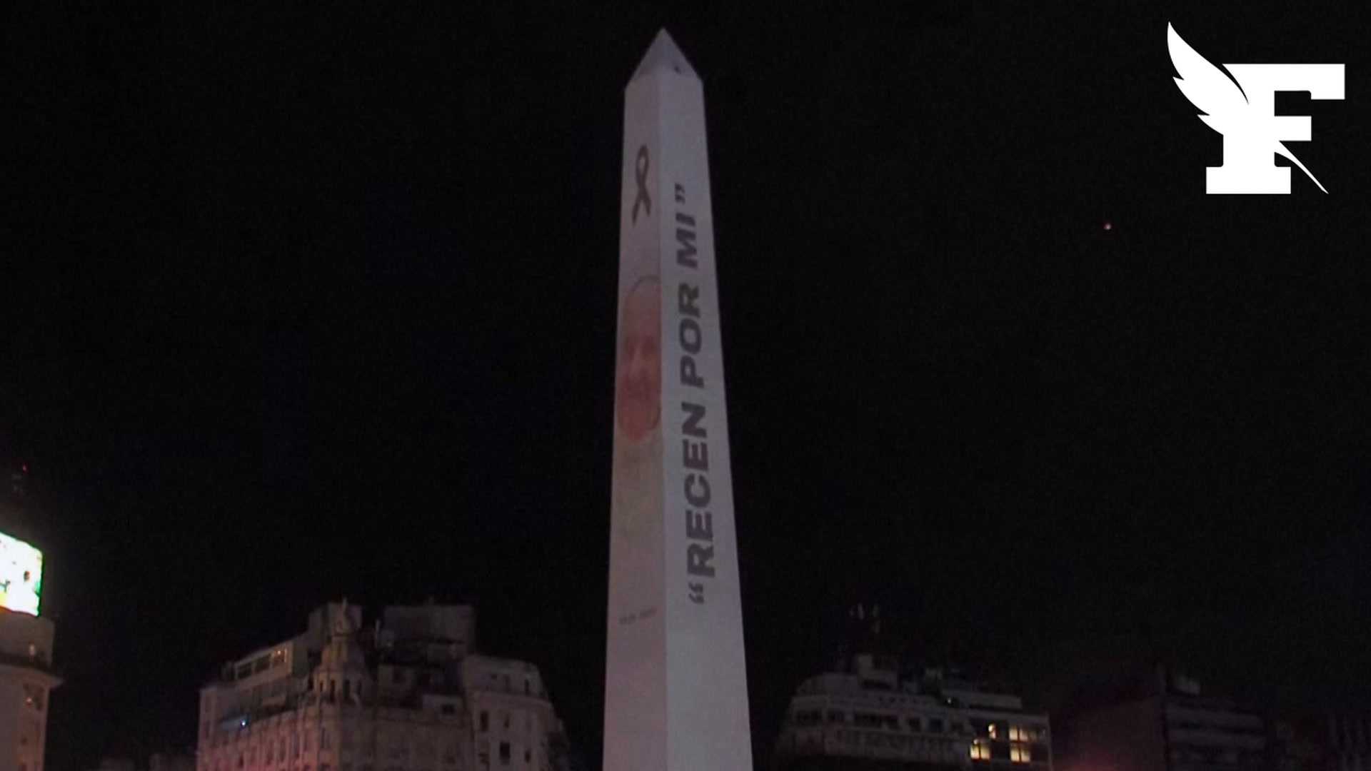 Une photographie du pape François projetée sur l'obélisque de Buenos Aires