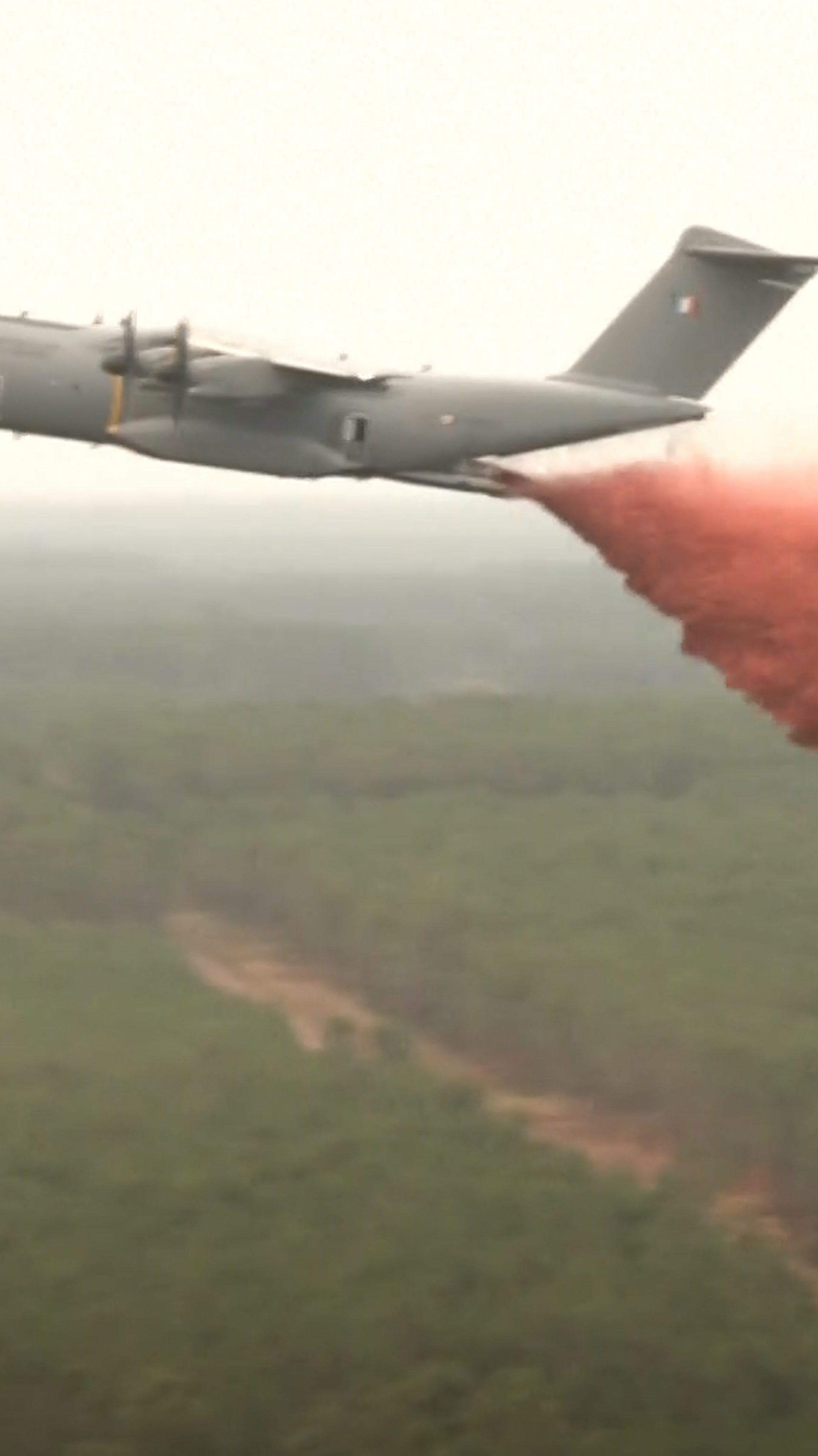 Feux en Gironde: les images impressionnantes du premier largage de l’A400M