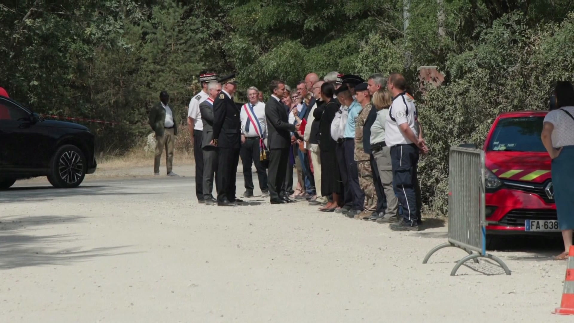 Incendies à Fontainebleau : Emmanuel Macron rencontre les pompiers et les policiers sur place