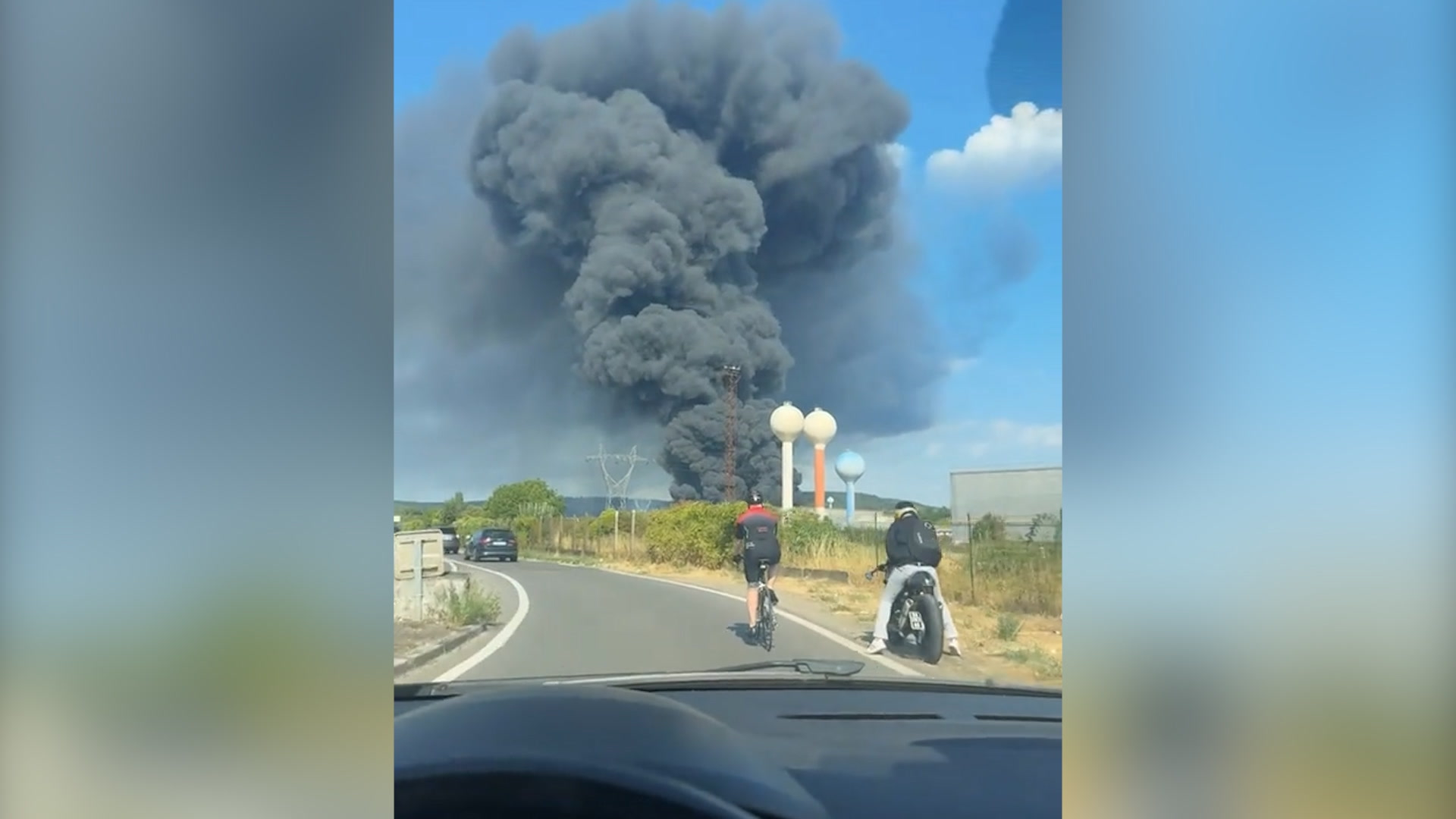 Les images de l'incendie qui a ravagé un entrepôt de 500m2 en Moselle