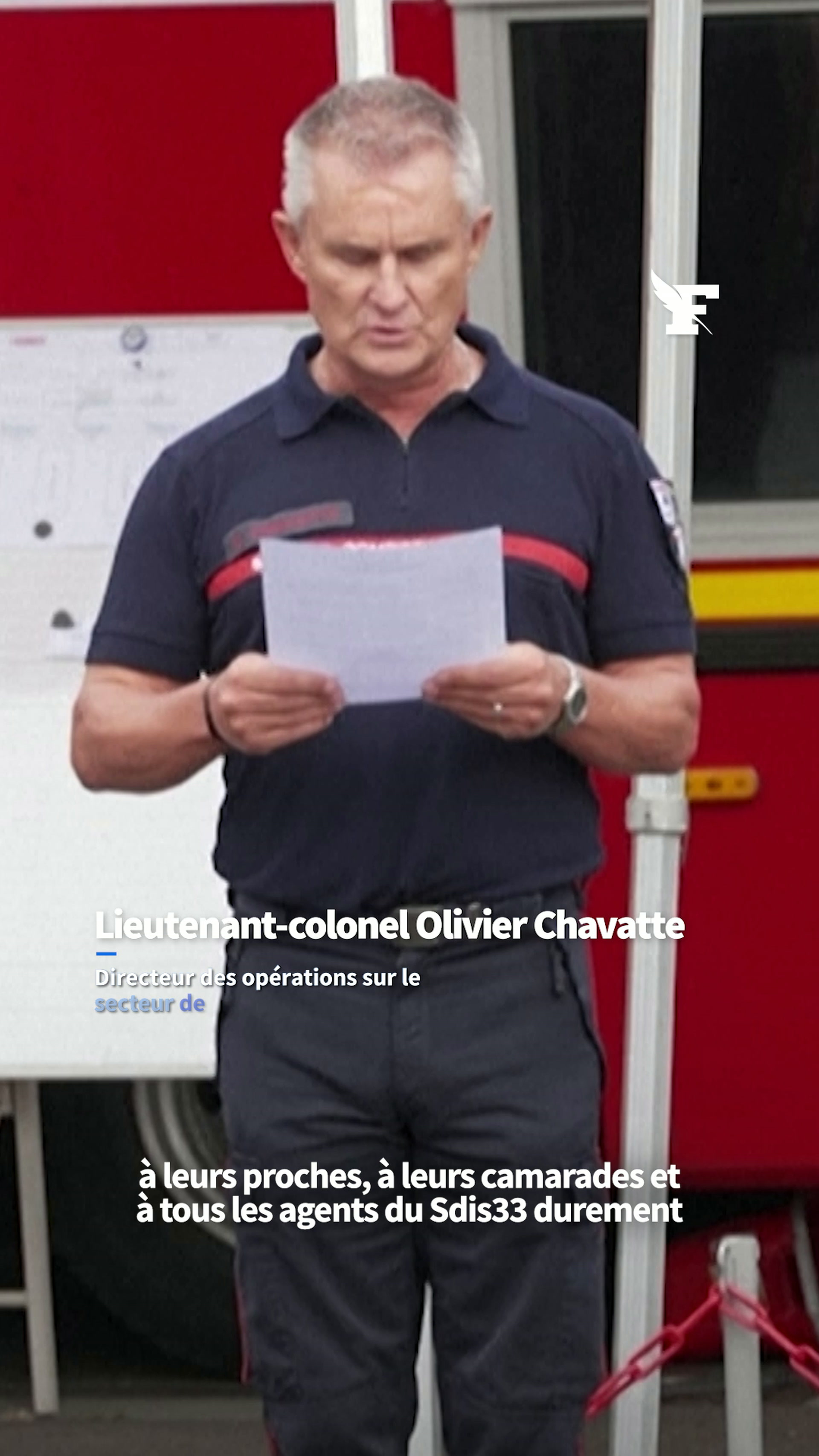 Une centaine de personnes observent une minute de silence en hommage aux deux pompiers morts dans les incendies en Gironde