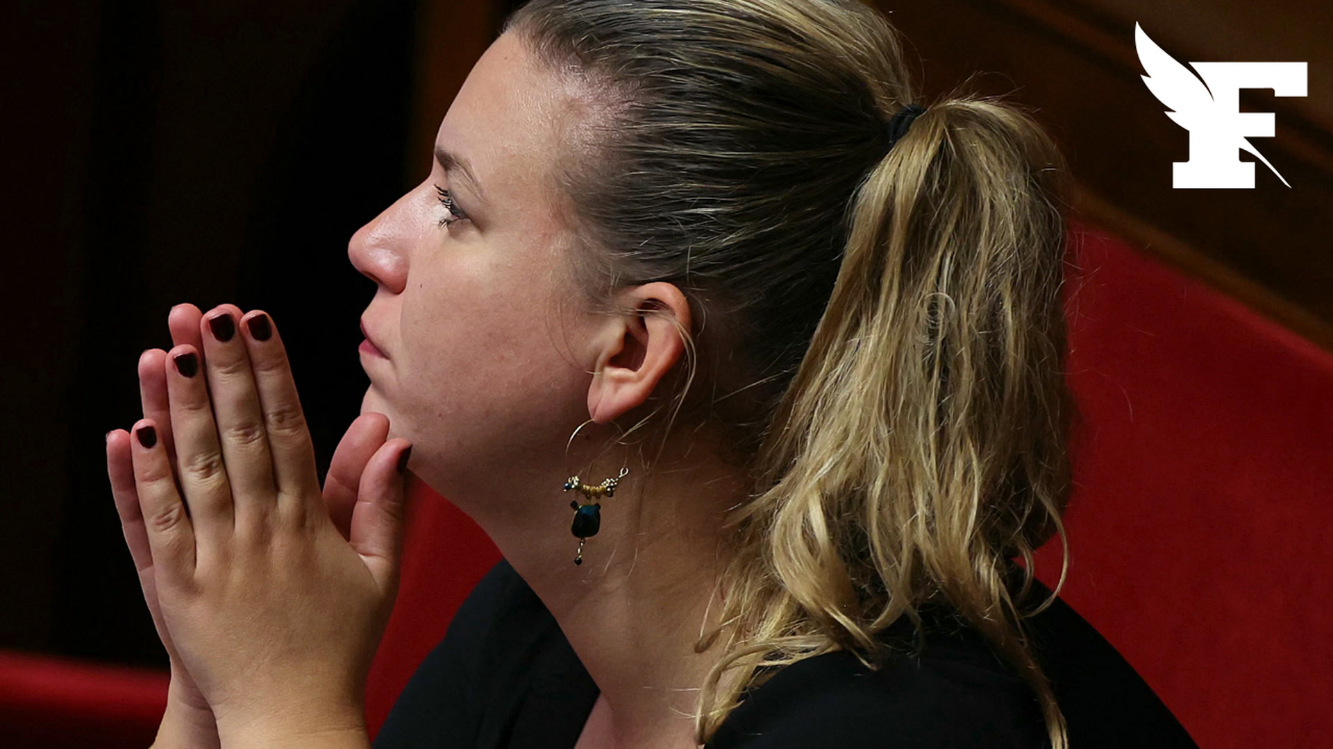 Mathilde Panot compare le port du voile islamique par les petites filles aux baptêmes pratiqués avant l’âge du consentement