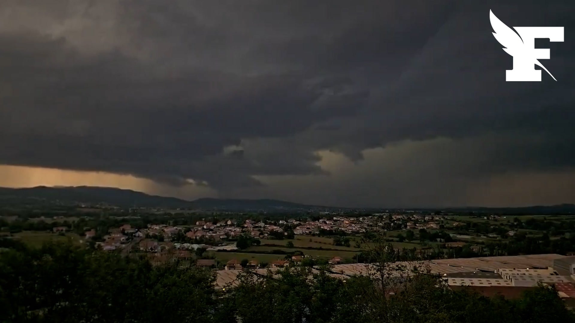 Les images des impressionnants orages qui ont frappé le Centre-Est de la France
