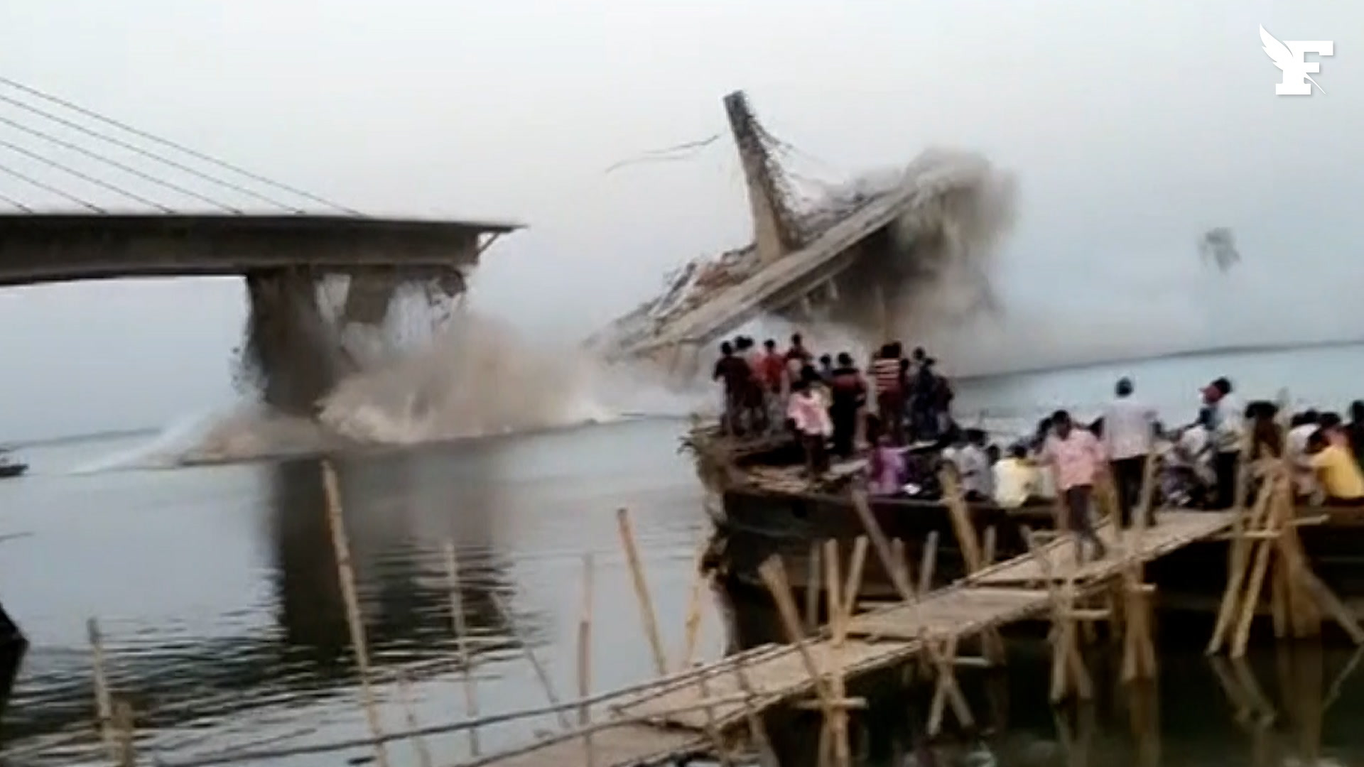 Les images impressionnantes d’un pont qui s’effondre en Inde