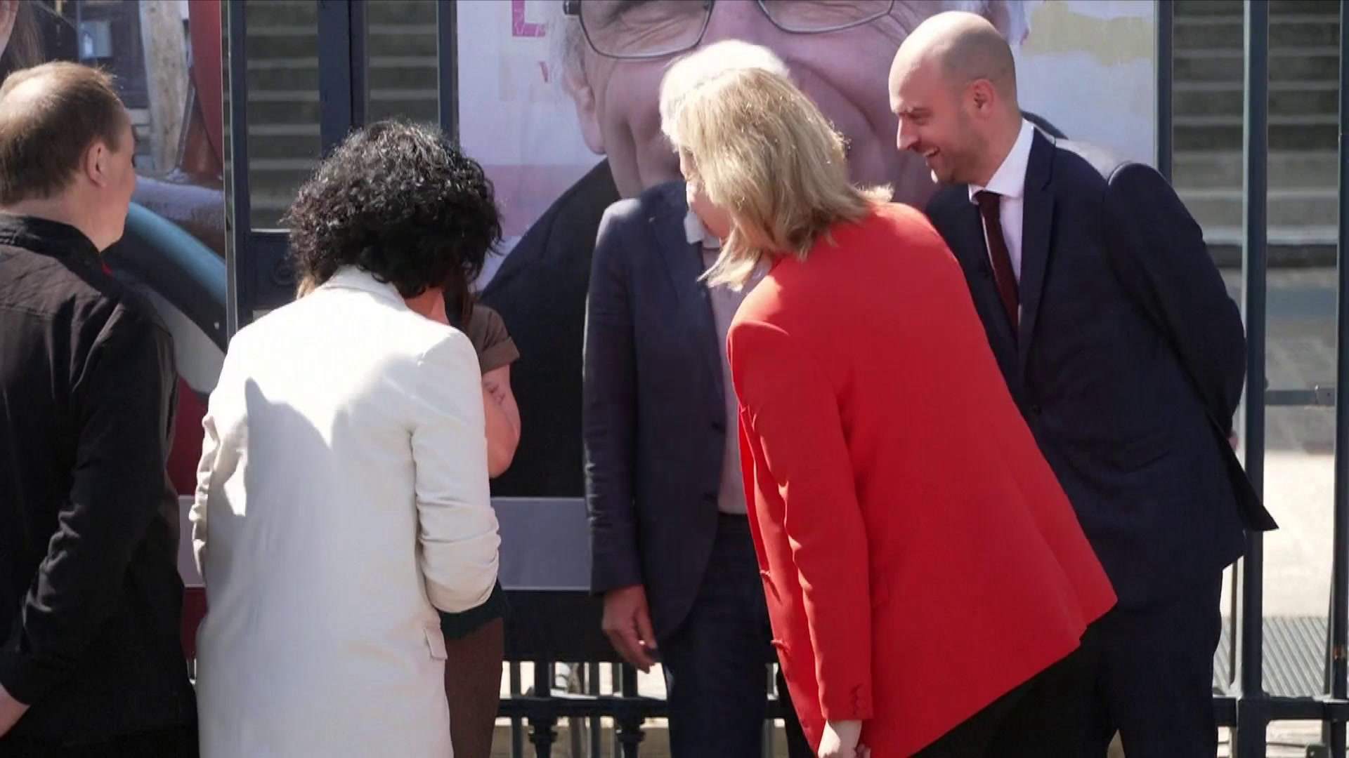 Cécile Kohler et Jacques Paris, ex-otages en Iran, décrochent leurs portraits devant l'Assemblée nationale