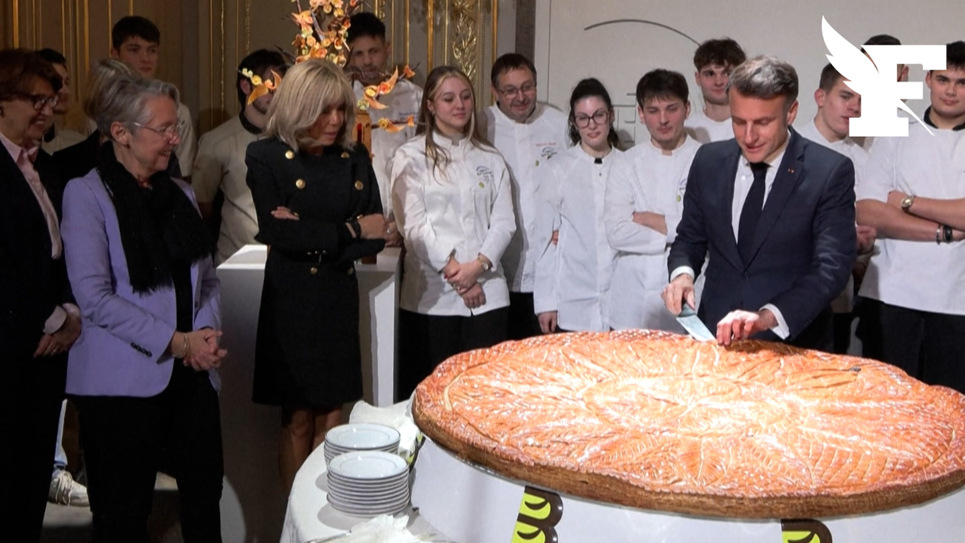 Les images de la galette de l’Élysée, découpée par Emmanuel Macron