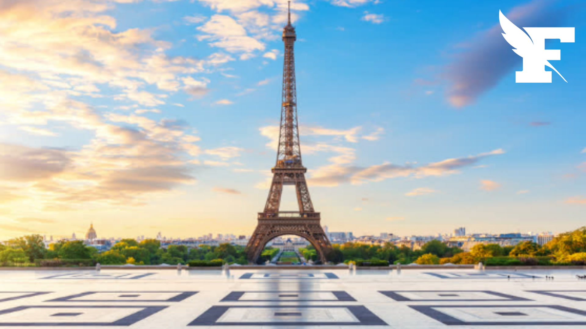 Une grève liée à l'éviction temporaire du personnel féminin conduit à la fermeture de la tour Eiffel