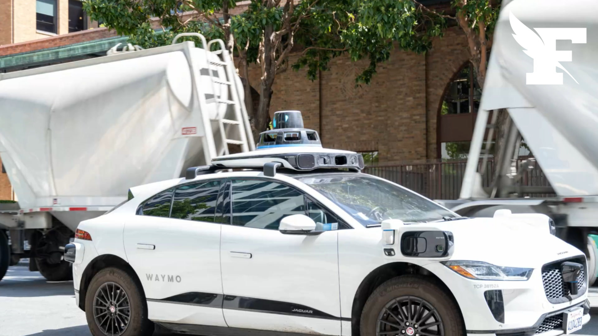 États-Unis : la police arrête un véhicule pour demi-tour illégal…il s’agit d’une voiture robot