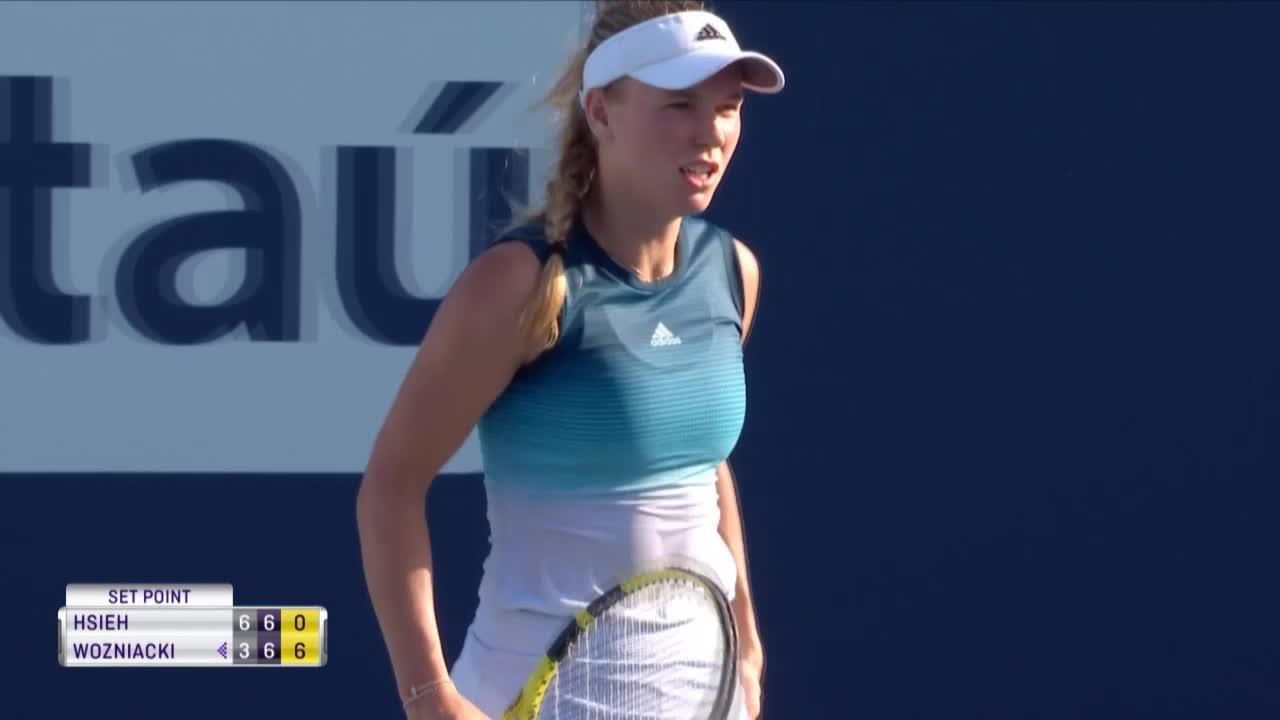 Caroline Wozniacki pose presque nue pour Sports Illustrated