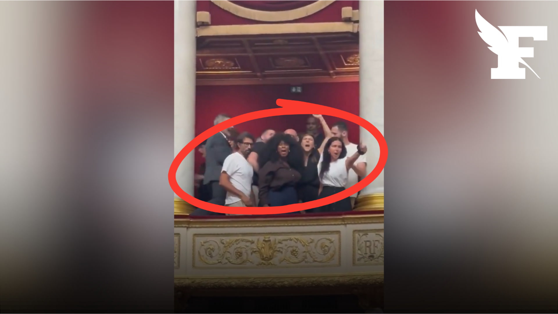 Les images d'Assa Traoré et son collectif  perturbant la séance à l’Assemblée pendant le vote sur la présomption de légitime défense pour les forces de l’ordre