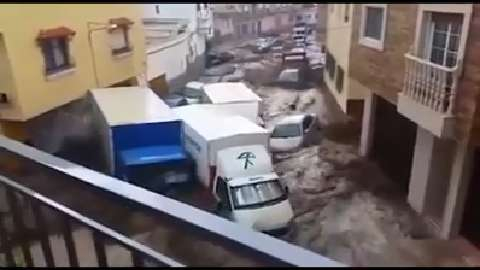 En Espagne, Une Inondation Emporte Tout Sur Son Passage