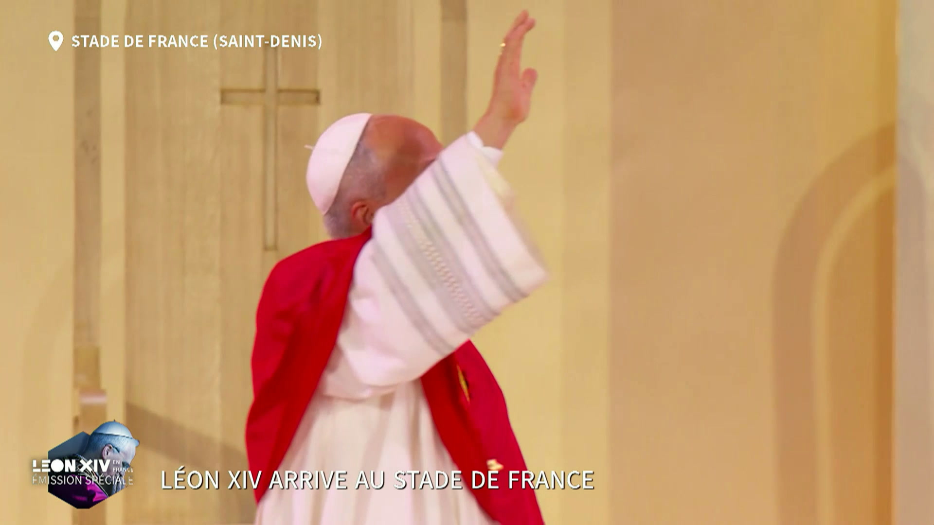 Le pape Léon XIV monte sur la scène du Stade de France sous les ovations du public