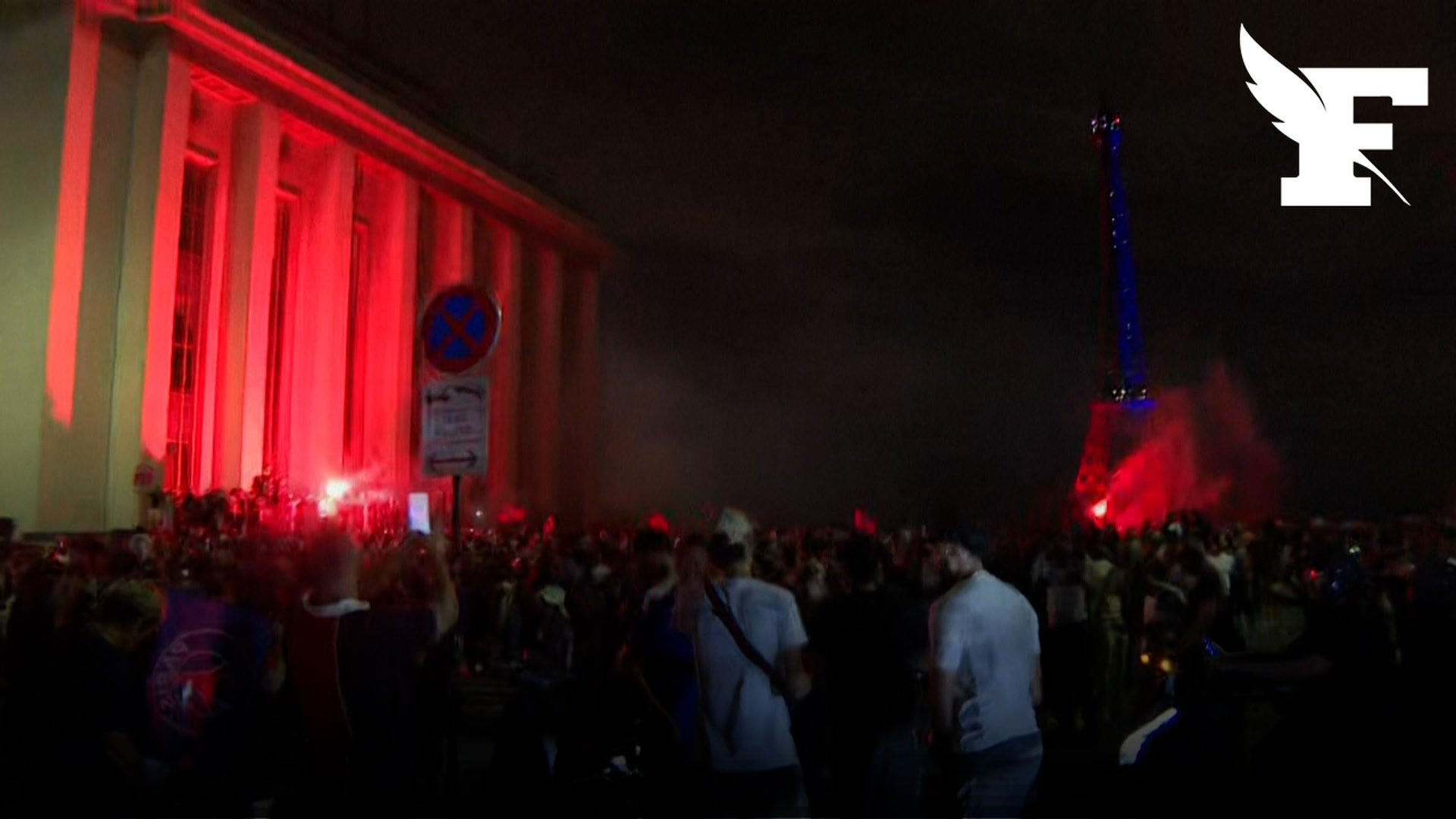 Fumigènes, joie des supporters, klaxons, drapeaux...Les images des célébrations de la victoire du PSG en Ligue des champions à Paris