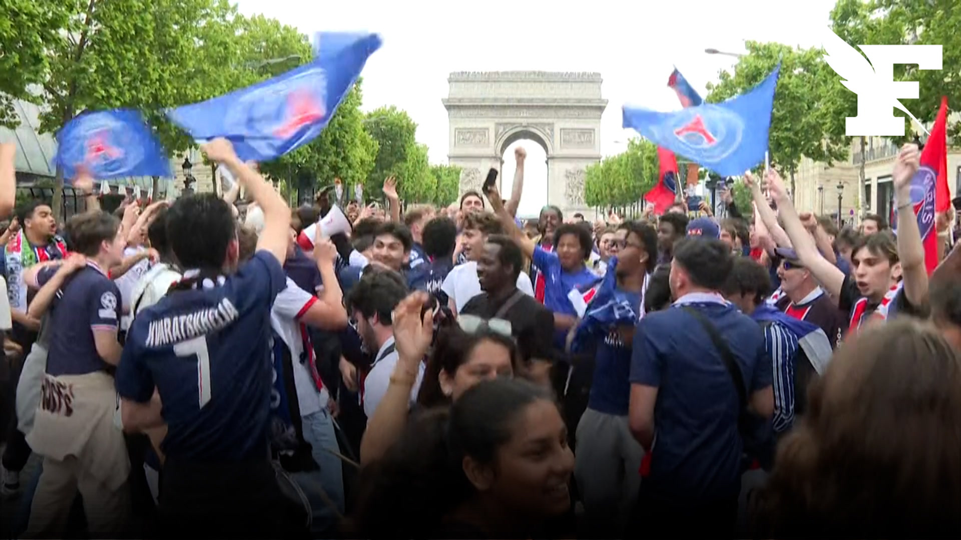 Ligue des champions: drapeaux du PSG, fumigènes, chants...Les supporters parisiens envahissent les Champs-Élysées avant le match