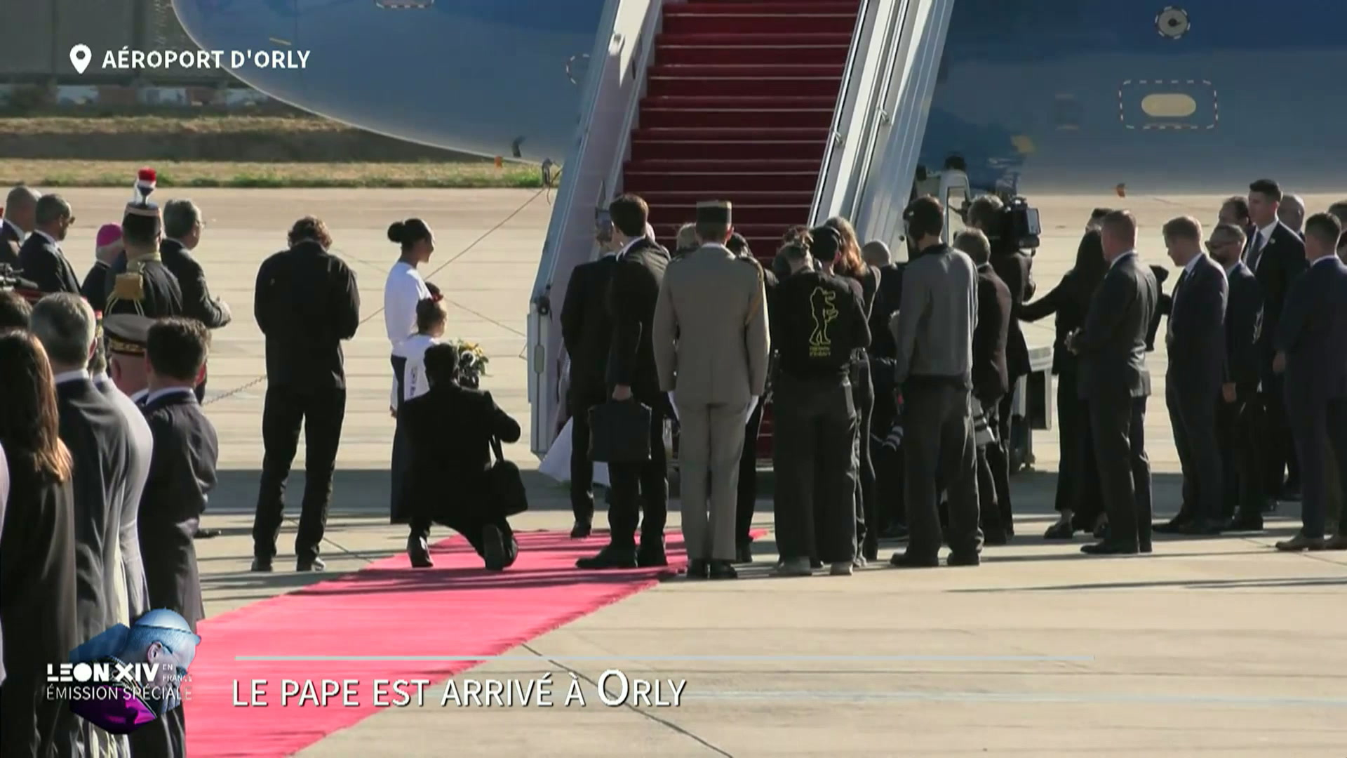 Emmanuel Macron accueille le pape Léon XIV à la sortie de son avion à Orly