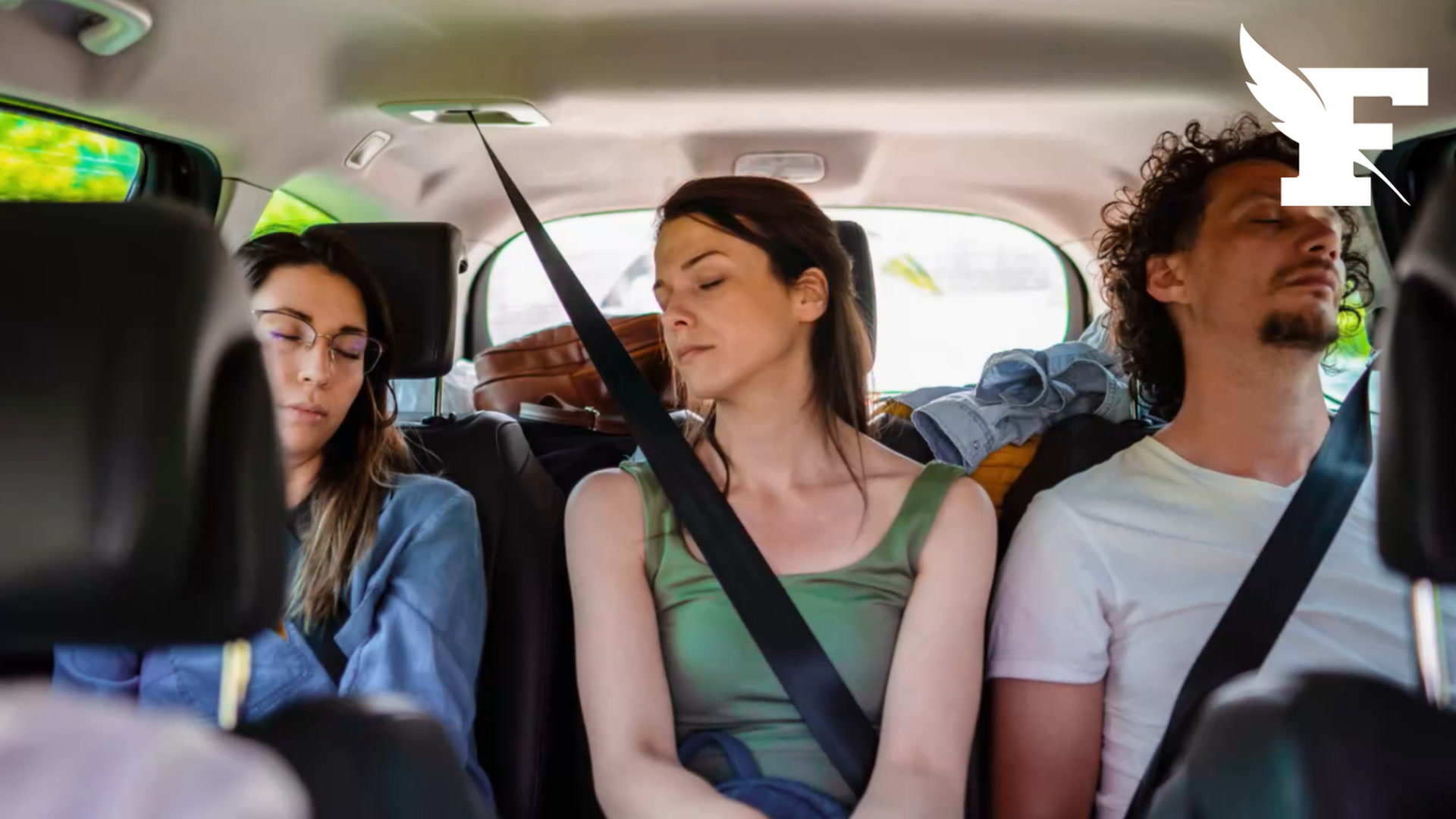 Cigarette, ceinture, déchets...Dans quelles situations les passagers d'une voiture peuvent-ils écoper d'une amende ?
