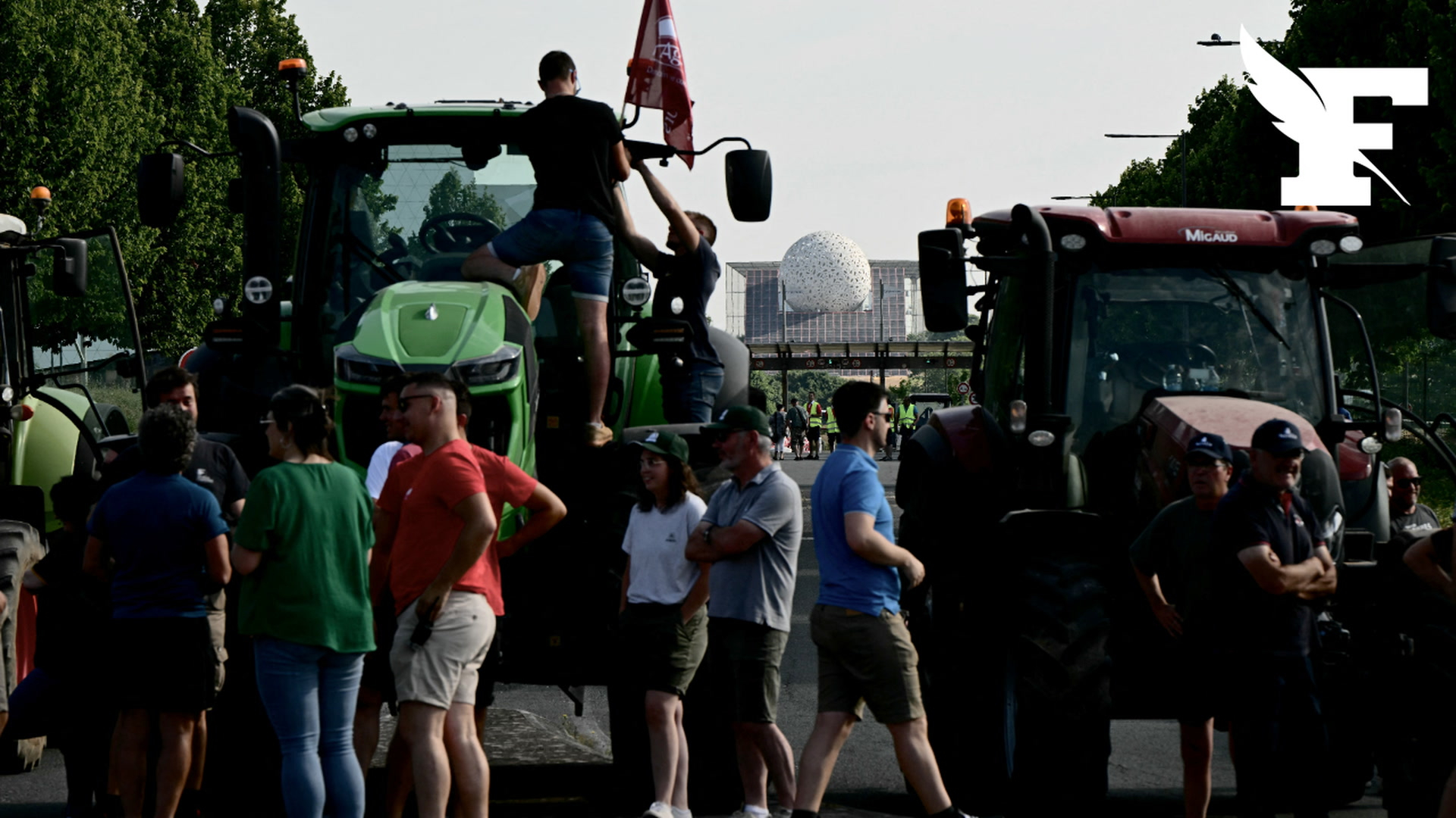 Des agriculteurs bloquent les entrées du parc Futuroscope, près de Poitiers
