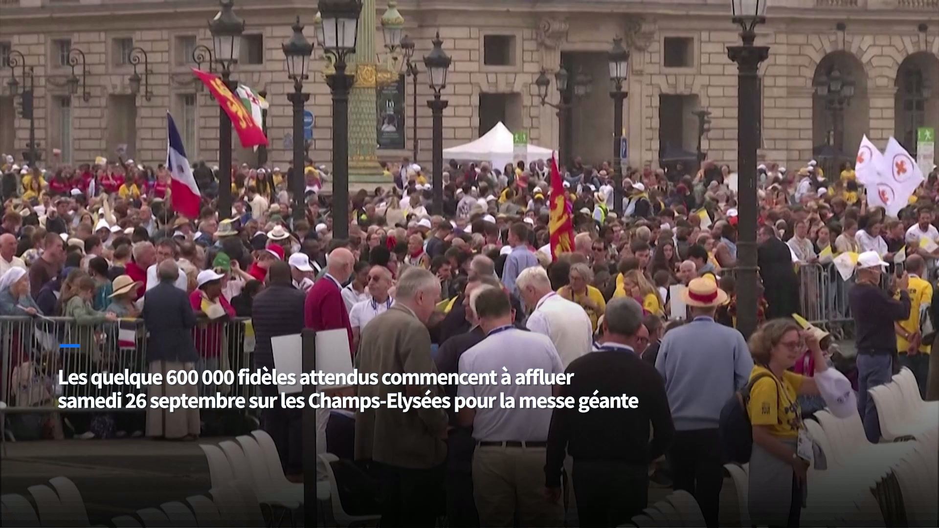 Avant la grande messe du Pape Léon XIV, les fidèles affluent sur les Champs-Elysées
