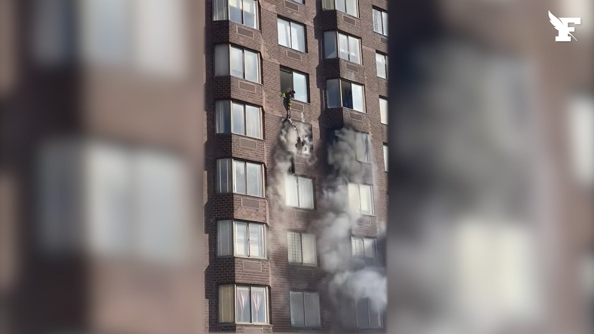 États-Unis: une femme suspendue à une fenêtre du 20e étage après la déclaration d‘un incendie