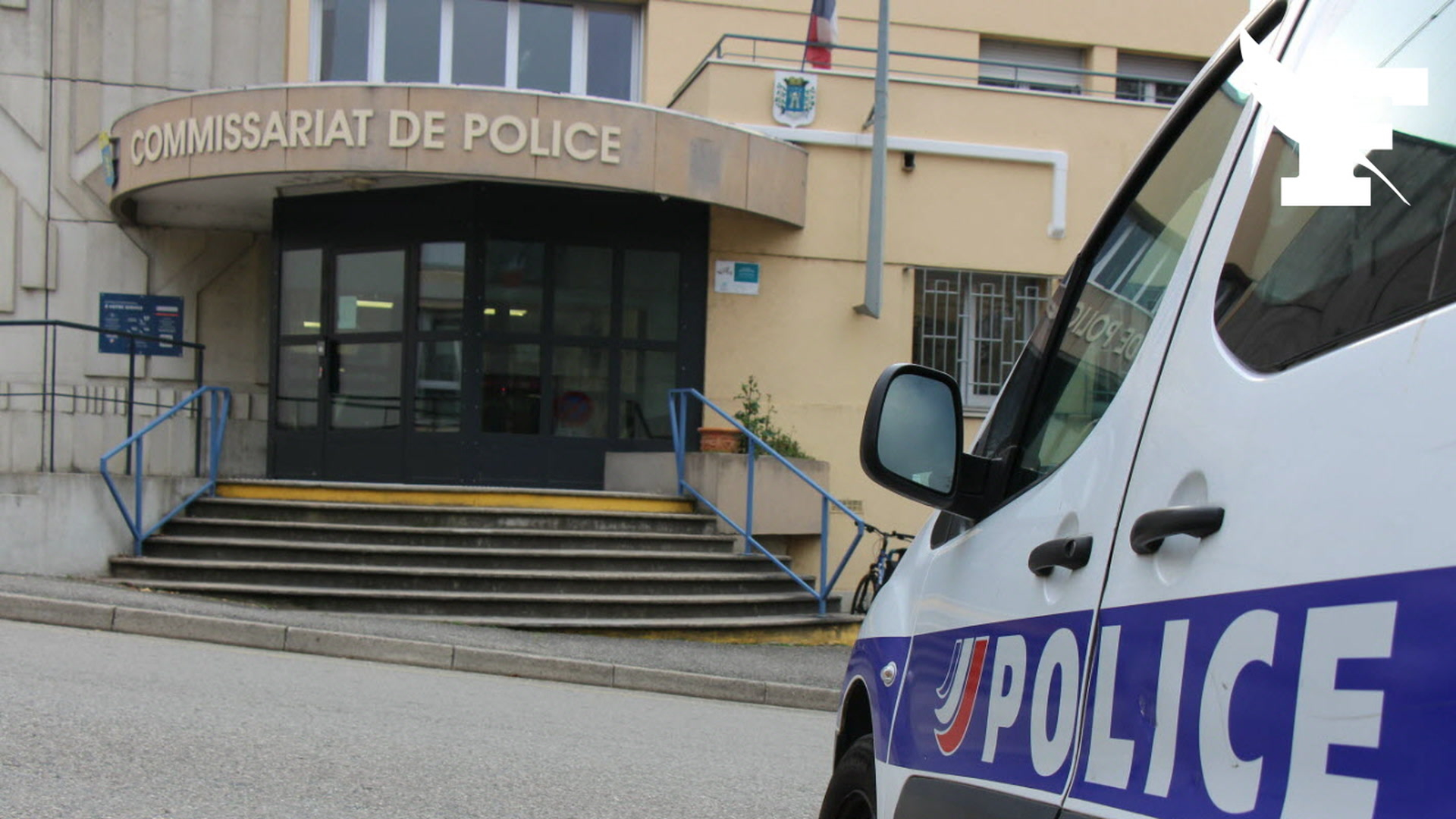 Isère : deux véhicules détruits par un engin explosif