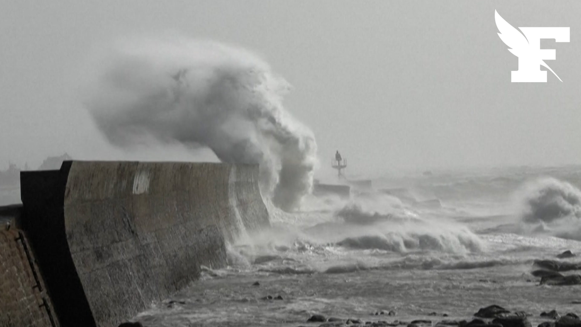 Tempête Nelson: des vagues impressionnantes se brisent sur la côte du Finistère