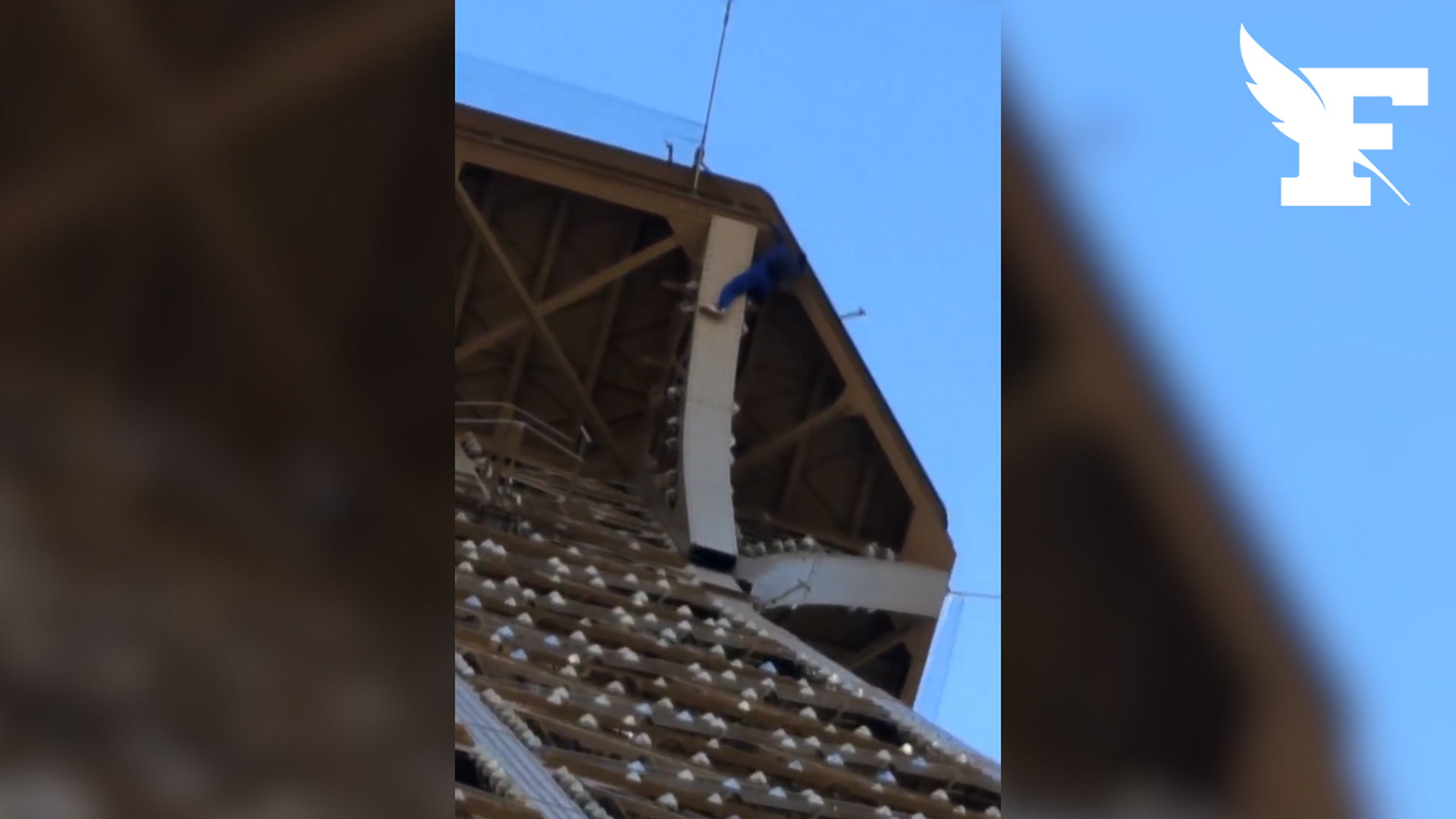 En images : un homme a escaladé la tour Eiffel et y a accroché un drapeau américain
