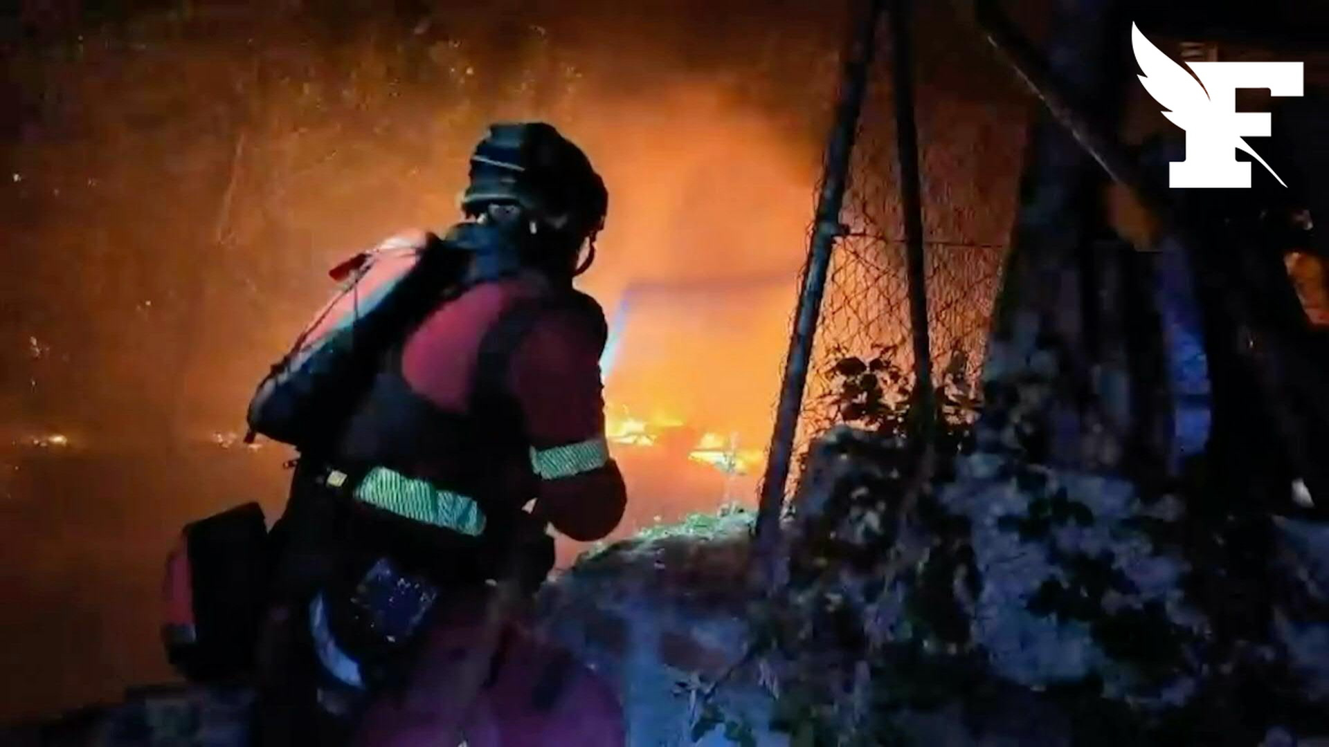Les images des pompiers espagnols combattant des incendies «hors de contrôle et sur le point de fusionner»