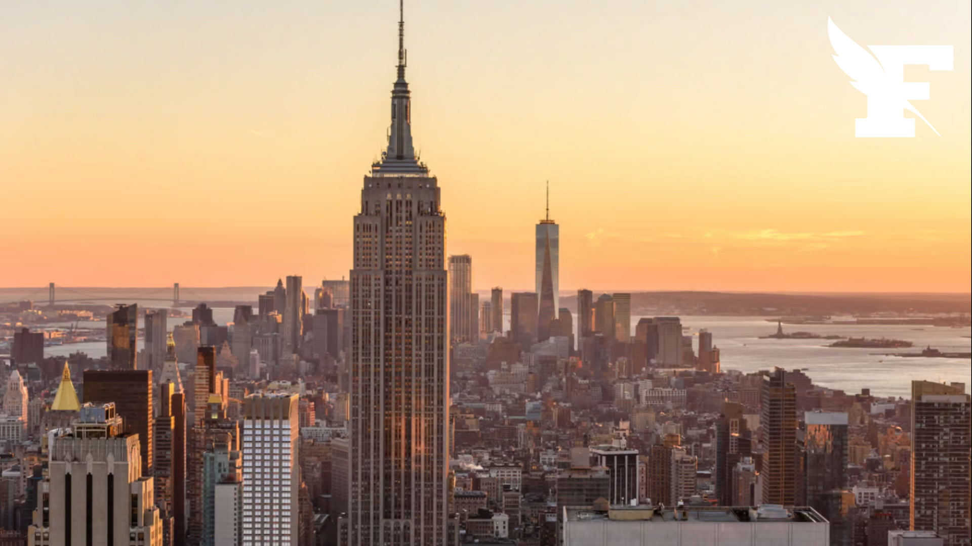 À New York, deux personnes grimpent au sommet de l’Empire State Building pour promouvoir l'amour et la paix