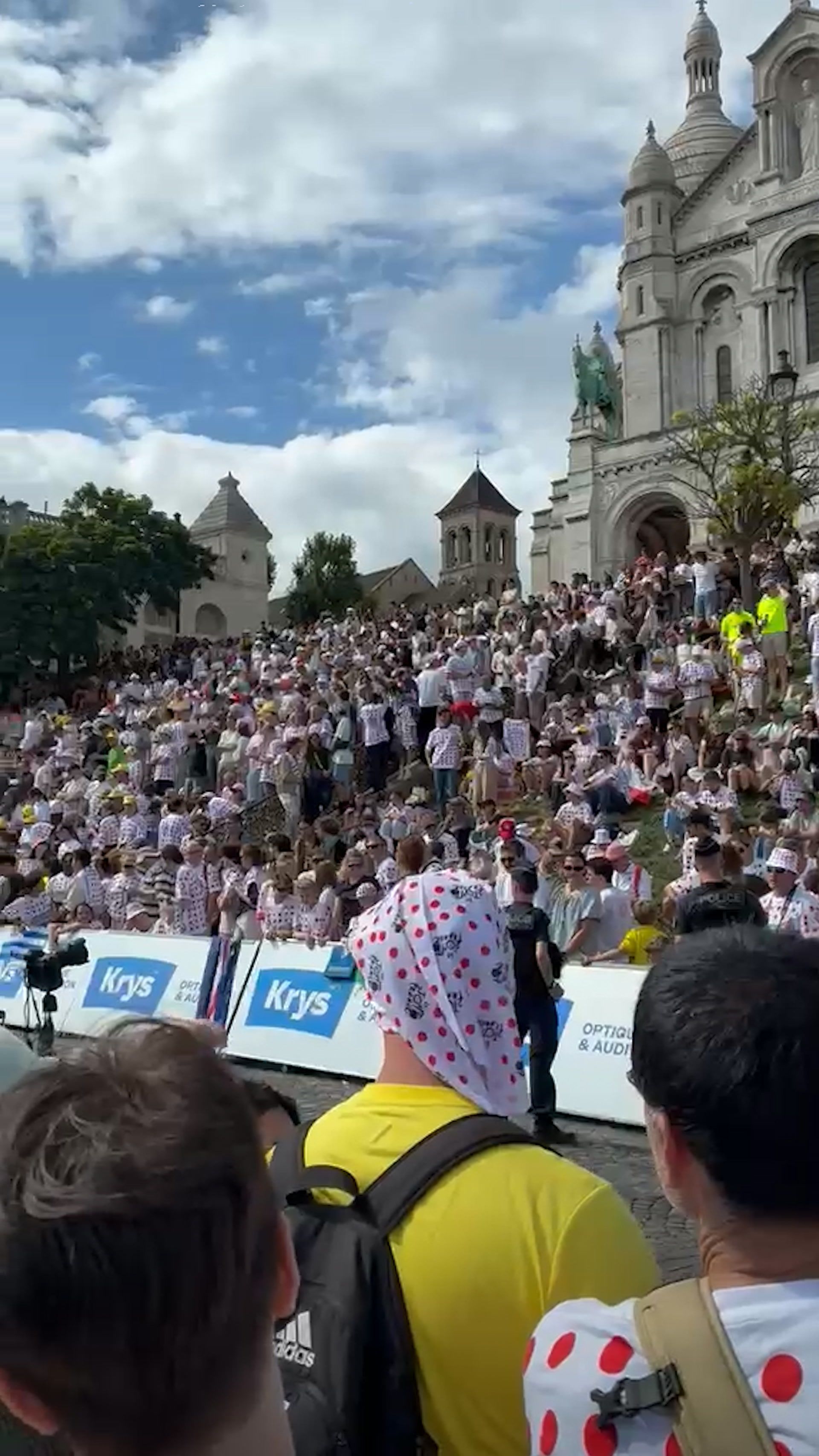 Tour de France: une foule déjà massée à Montmartre avant la dernière étape à Paris