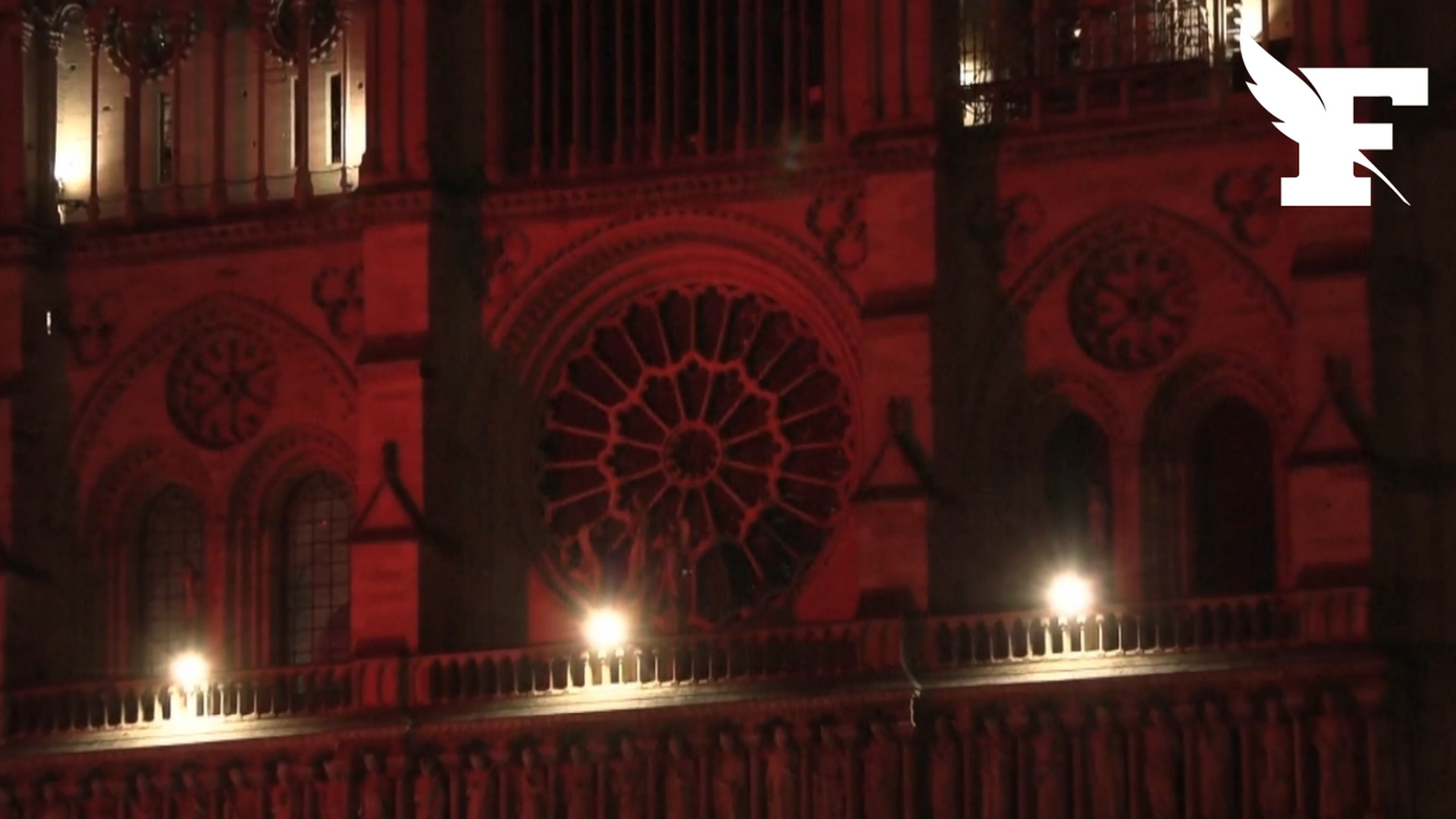 Notre-Dame de Paris s'illumine en rouge pour alerter sur les persécutions des chrétiens dans le monde