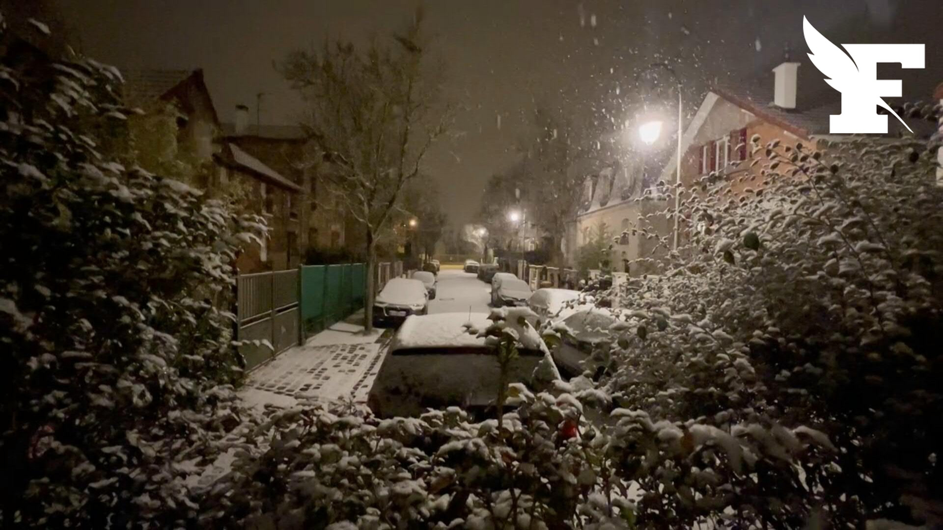 il tombe de la neige la nuit