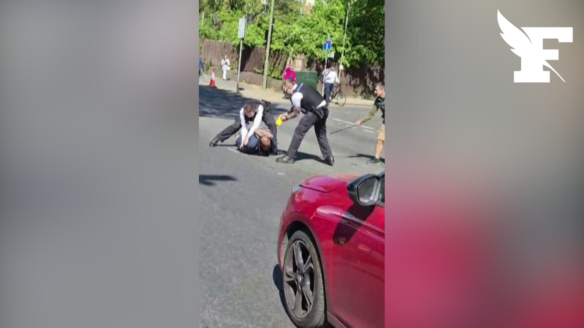 Les images de l'arrestation de l'auteur présumé d'une agression au couteau dans un quartier juifs de Londres