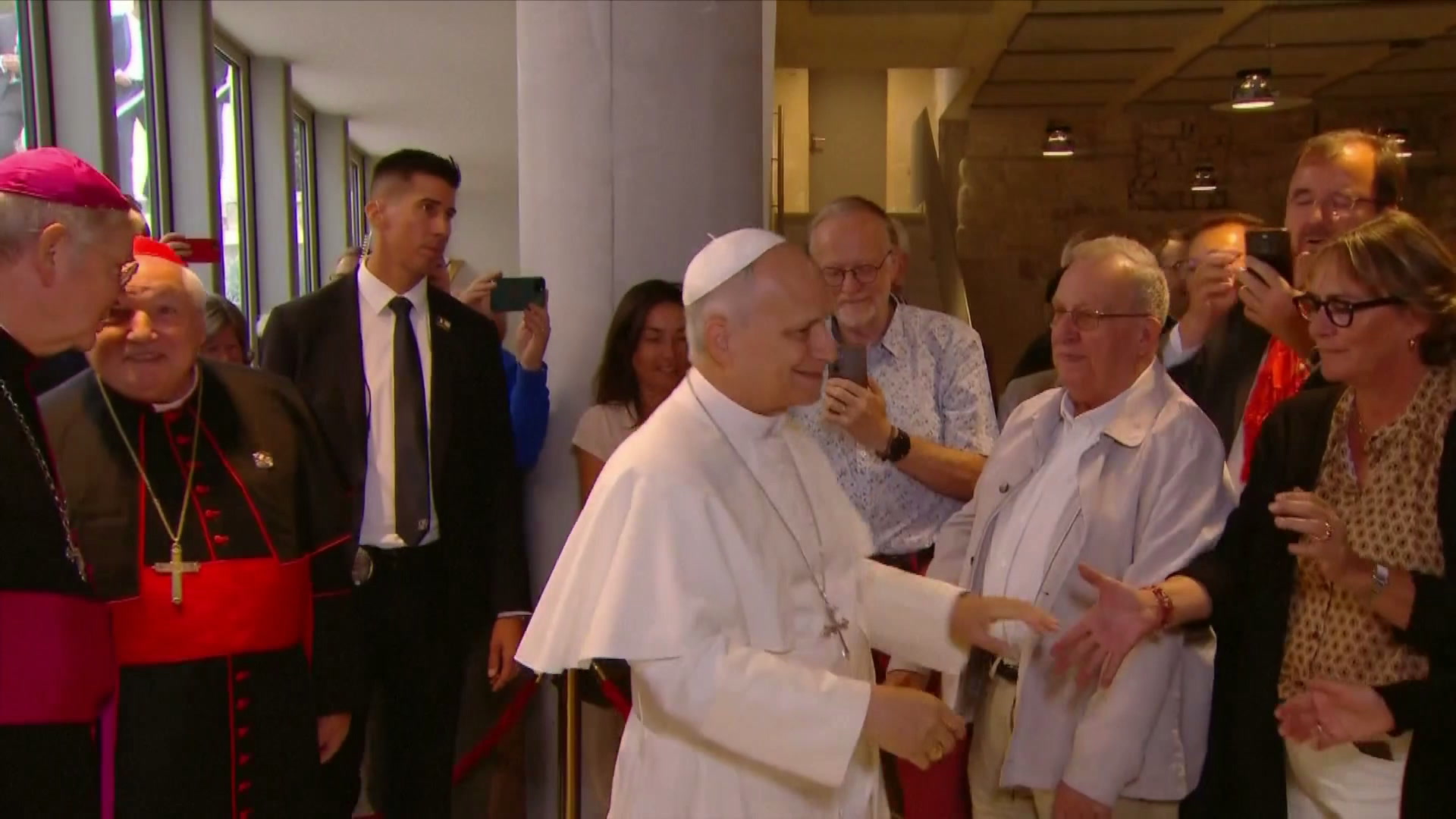 Le Pape Léon XIV arrive sous les acclamations de l'Institut catholique de Paris