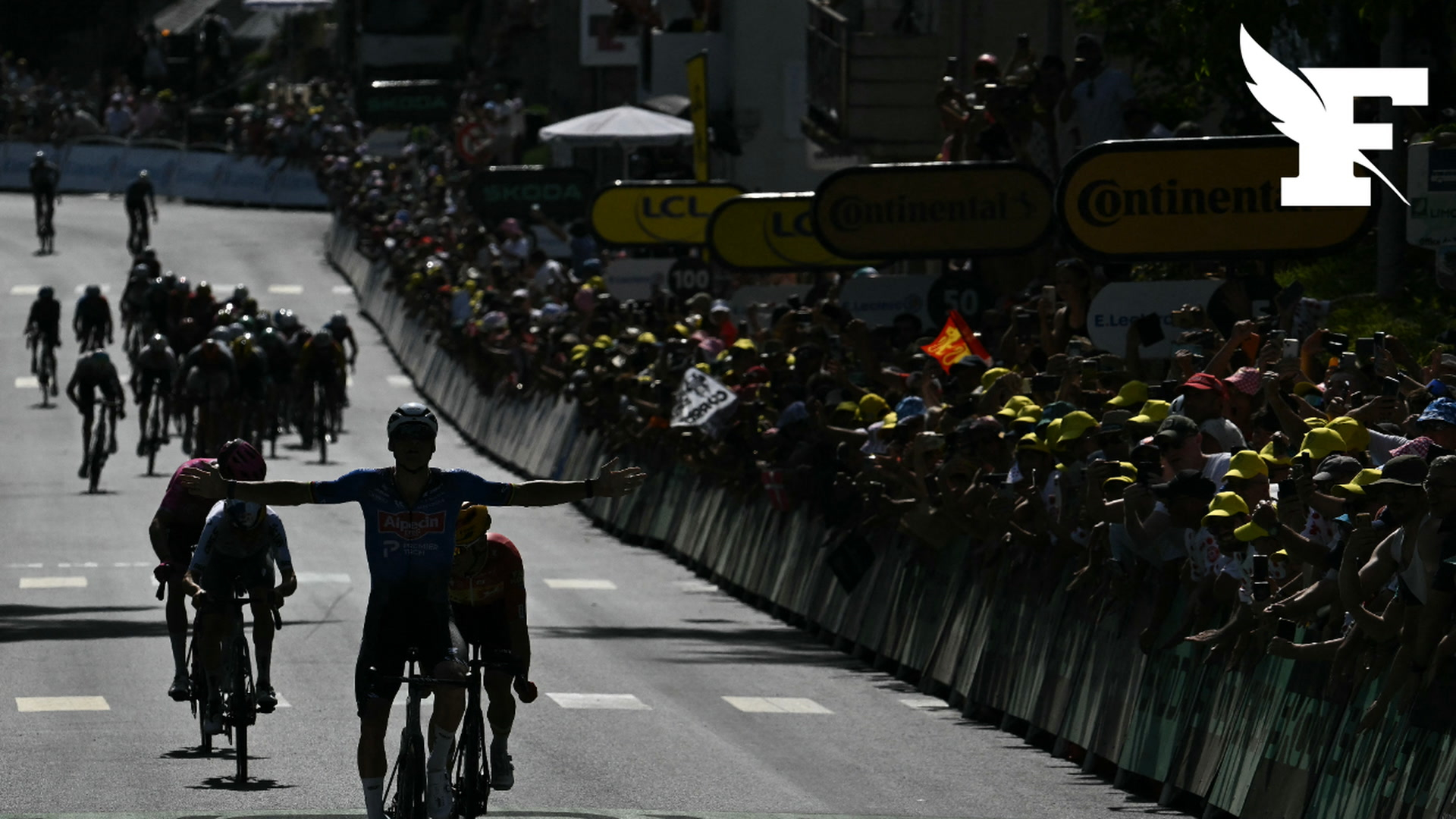 Tour de France: un véhicule de presse percute des barrières, huit spectateurs blessés