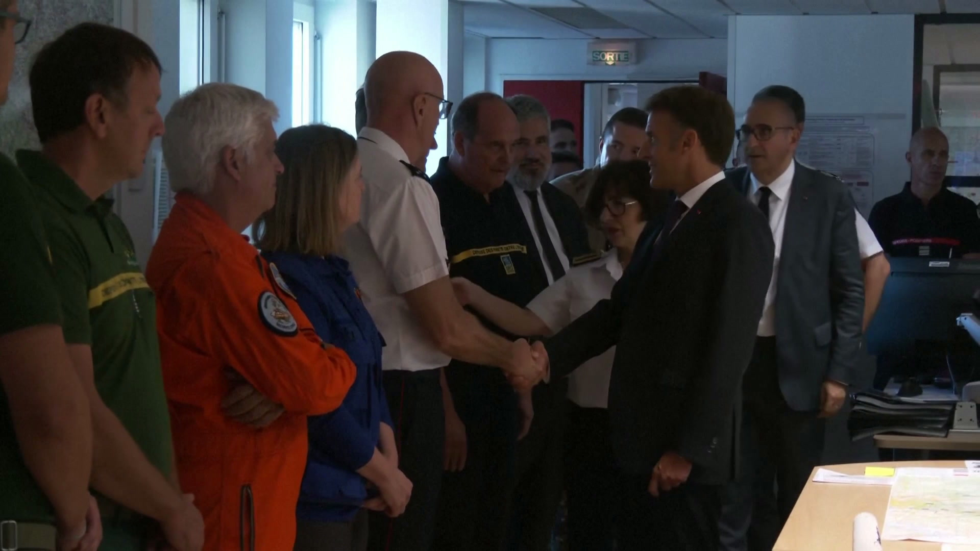 Incendies en Gironde: les images d'Emmanuel Macron visitant le centre opérationnel du SDIS