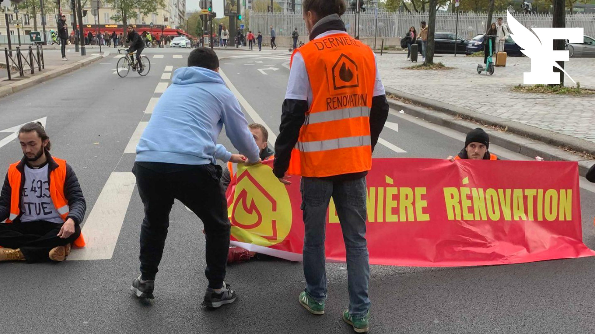 Paris: des militants écologistes bloquent la circulation aux abords du ministère de l'Économie