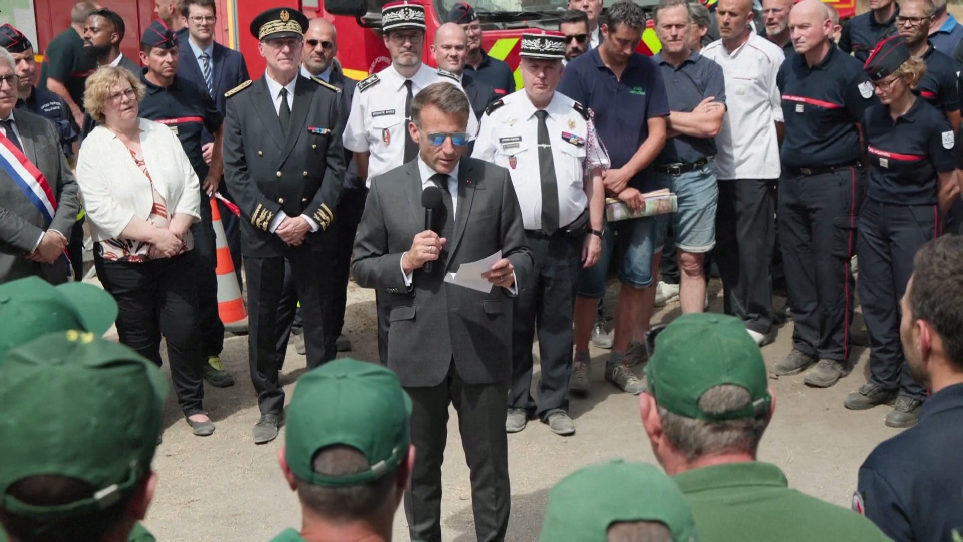 Incendies dans la forêt de Fontainebleau : l'émotion d'Emmanuel Macron au moment d'évoquer le sapeur-pompier tombé dans la lutte contre les flammes