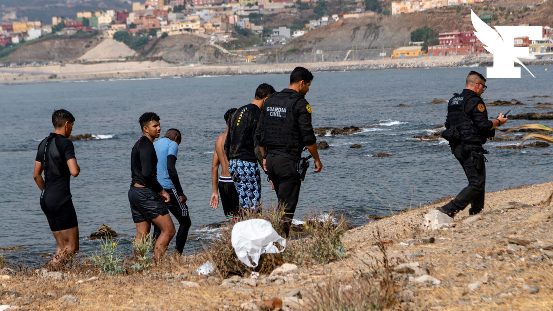 Plus de 1.500 migrants affluent vers l'enclave espagnole de Ceuta, débordant les autorités locales