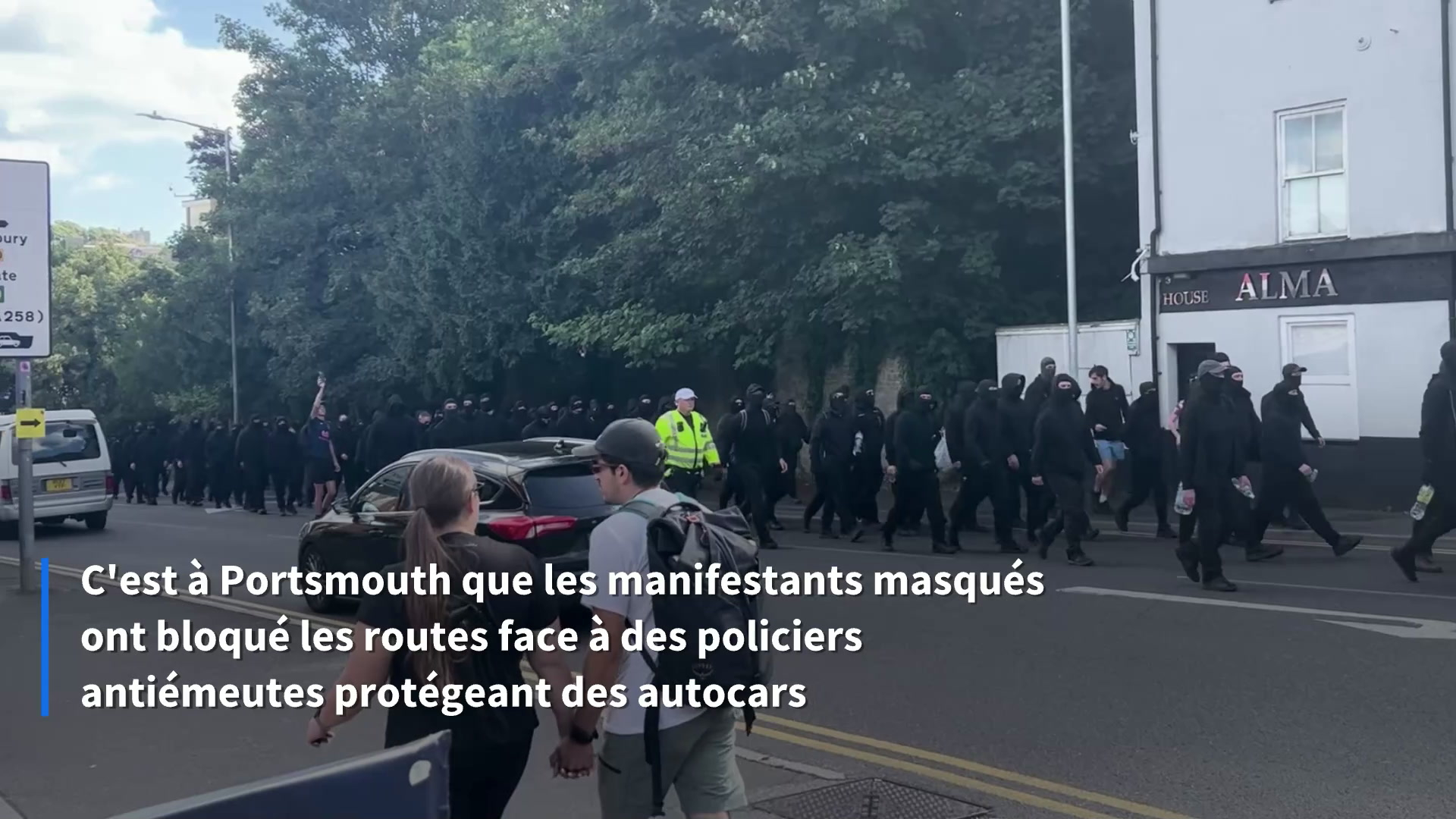 Blocage de manifestants anti-immigration après l'arrivée de migrants à Portsmouth, dans le sud de l’Angleterre