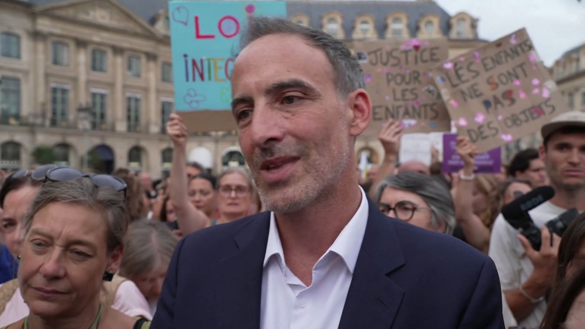 «On a pas besoin de vous ici»: une femme interpelle Raphaël Glucksmann en marge de la manifestation pour la loi intégrale sur les violences sexuelles