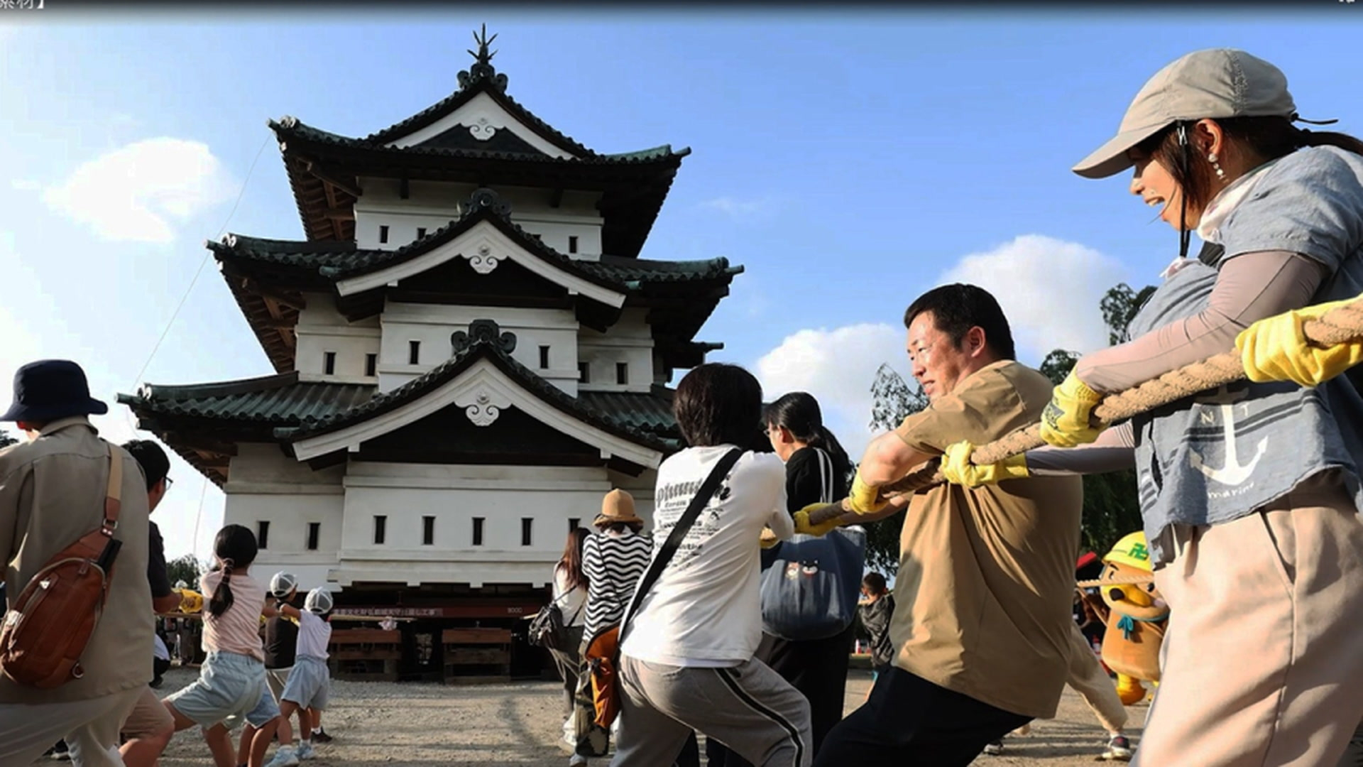 Au Japon, plusieurs milliers de personnes tirent un château vieux de 400 ans à la force de leurs bras