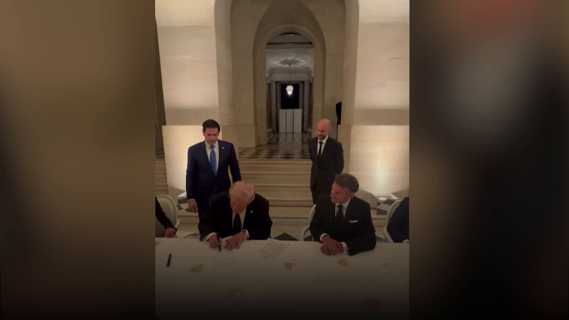 Donald Trump a signé l'accord avec l'Iran à Versailles