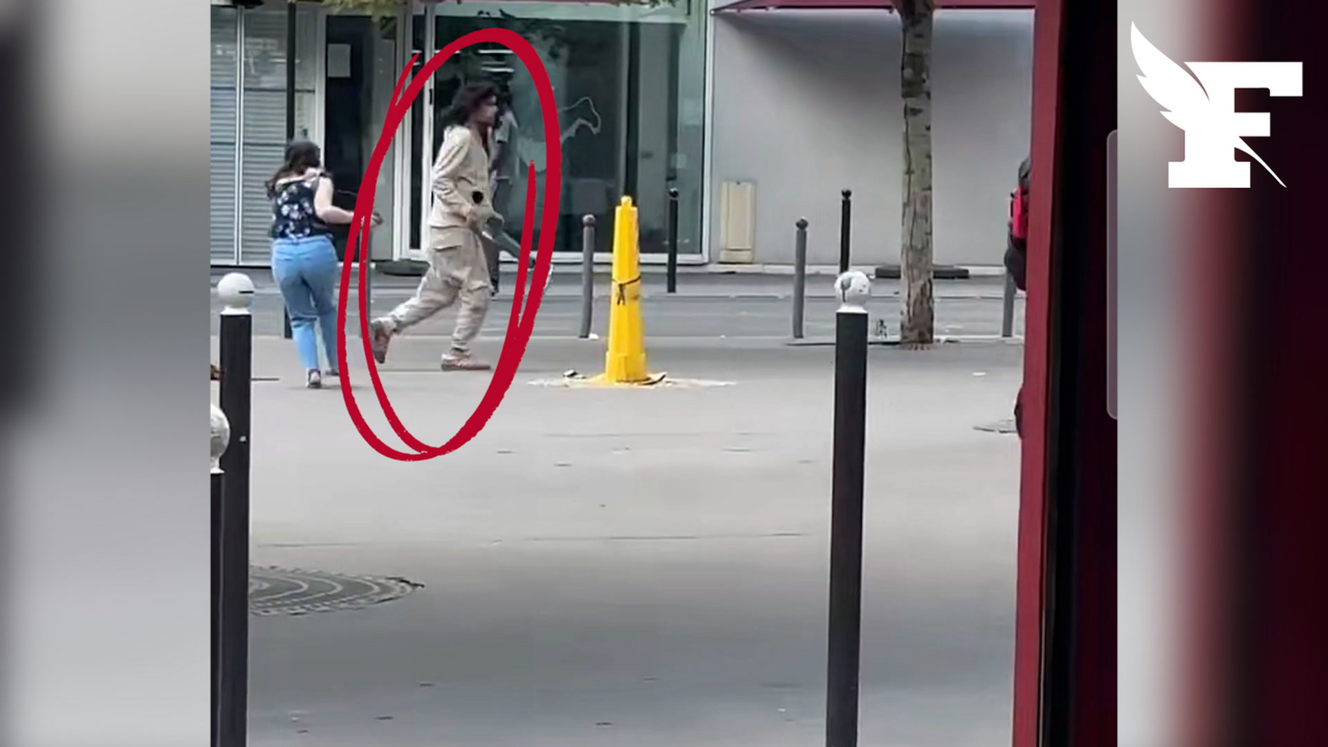 «C'est Allah qui m'a ordonné»: un suspect interpellé après une attaque au couteau à Paris