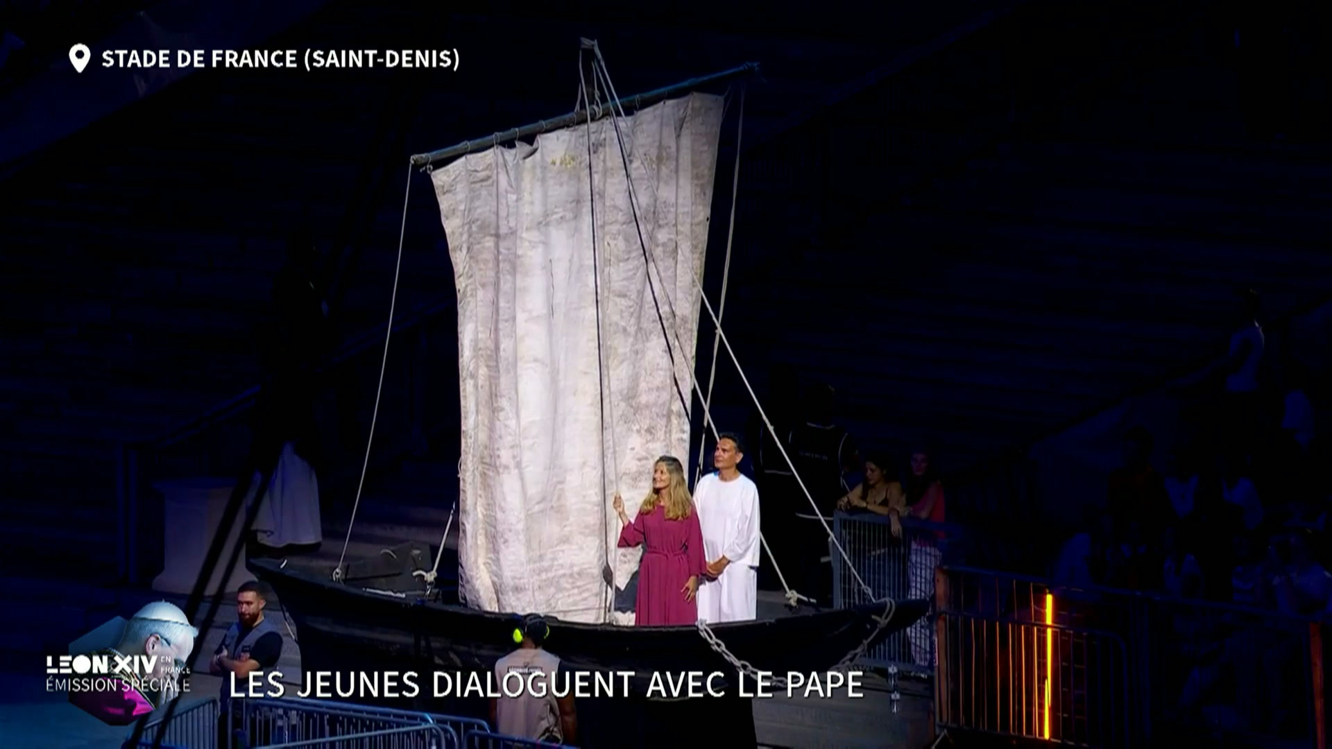 Le spectacle débute au Stade de France, sous les yeux du pape Léon XIV