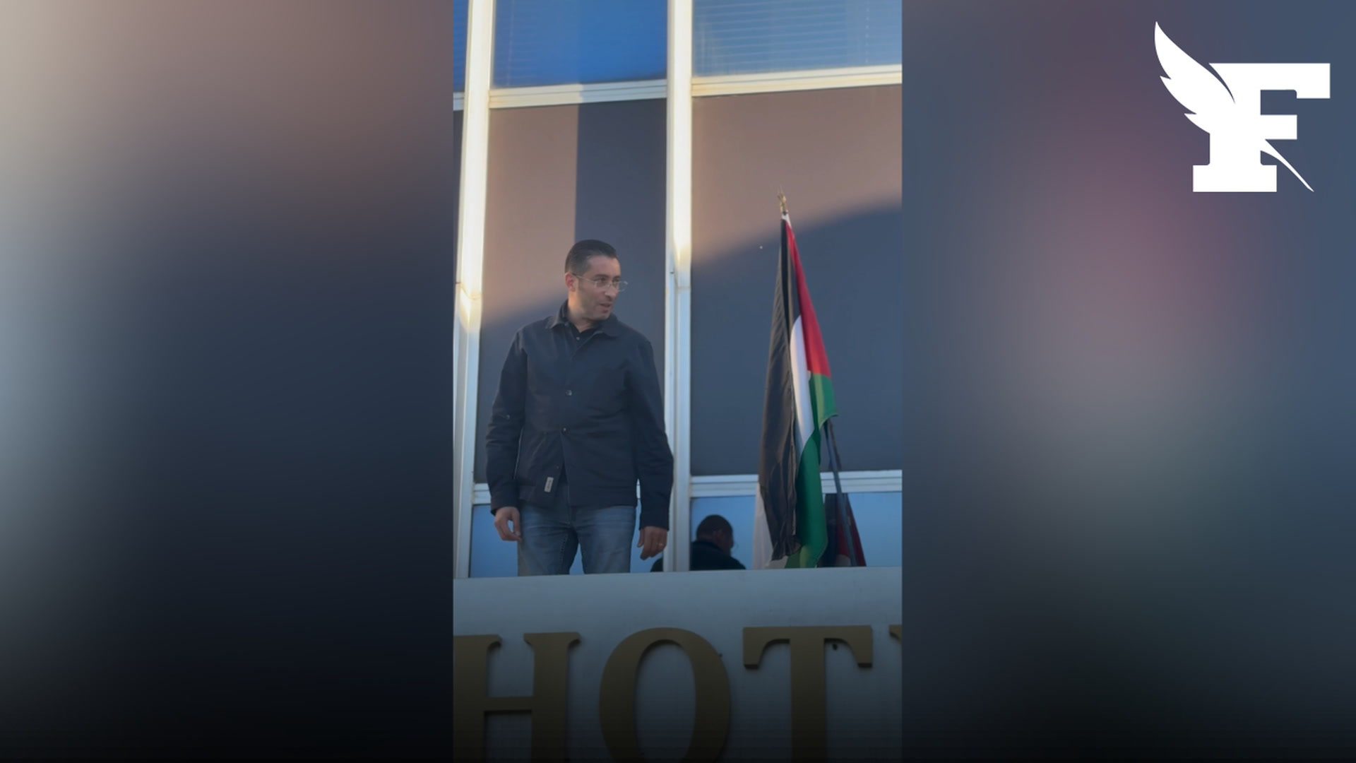 Le maire LFI de Vénissieux hisse des drapeaux palestiniens sur la mairie avant de devoir les retirer sur ordre de la préfecture