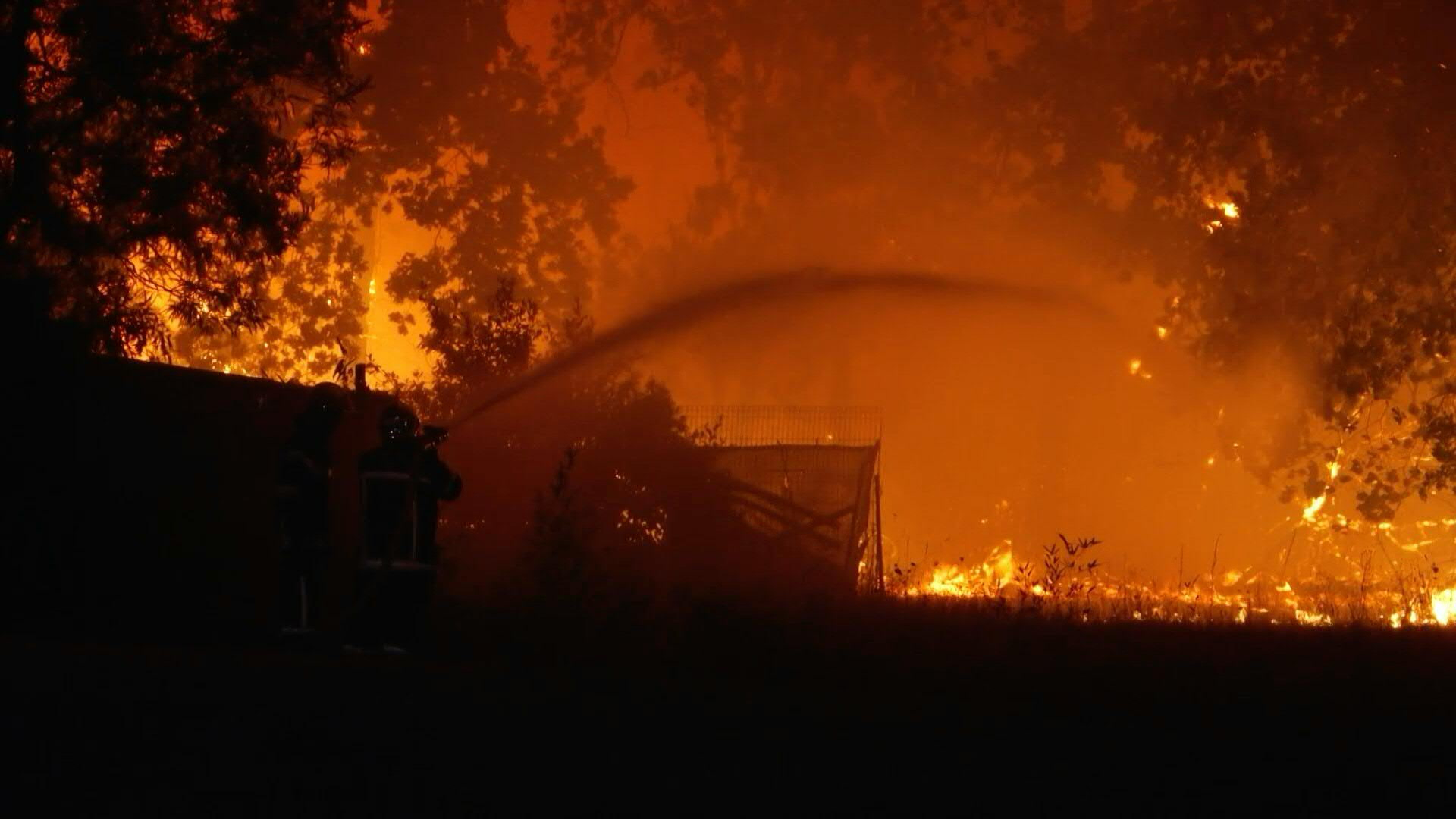L'interminable nuit des pompiers en plein combat contre les flammes aux portes du Cap Ferret